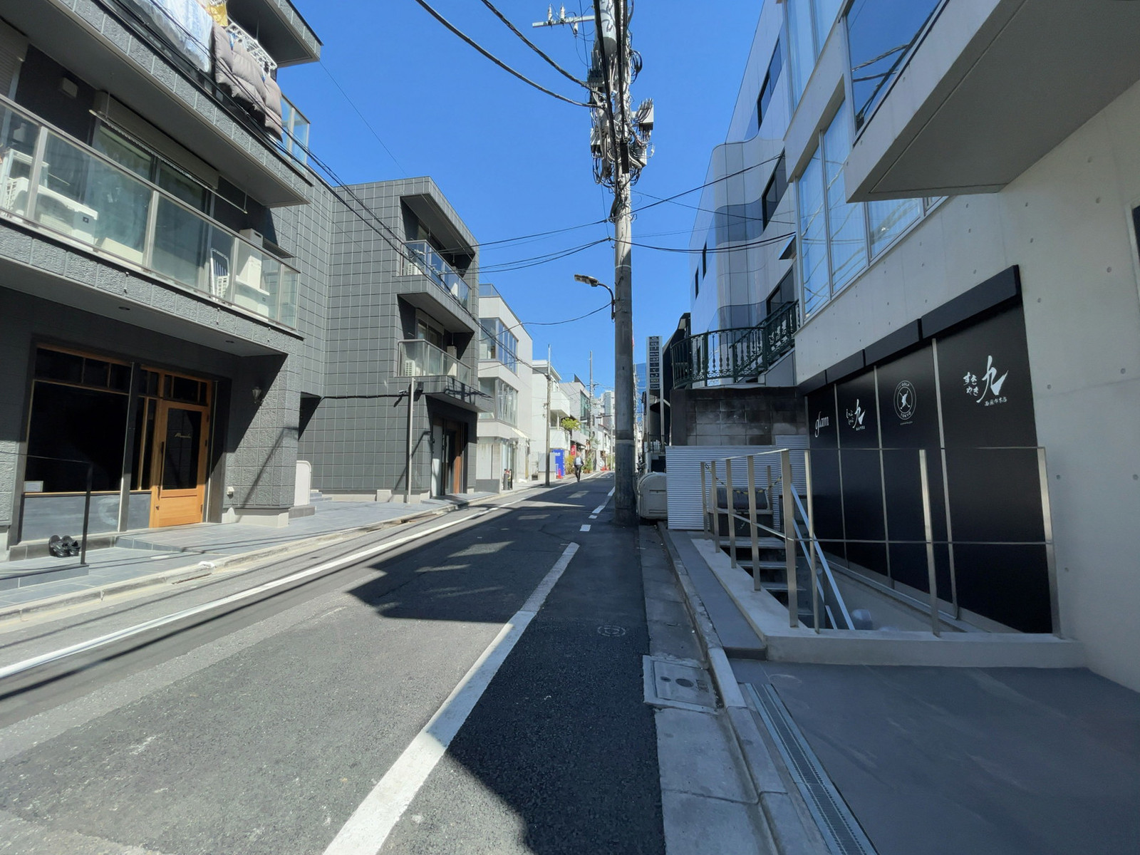 Frame西麻布前面の通り