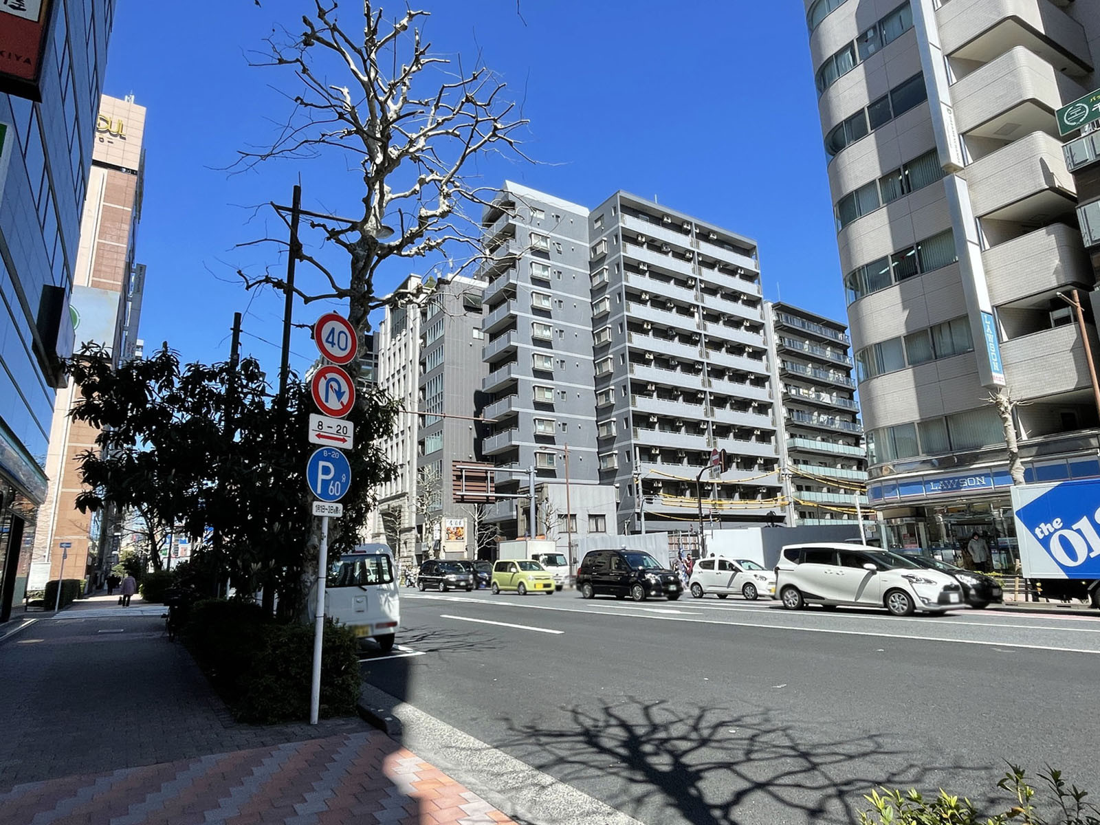 サンライトビル前面の専大通り