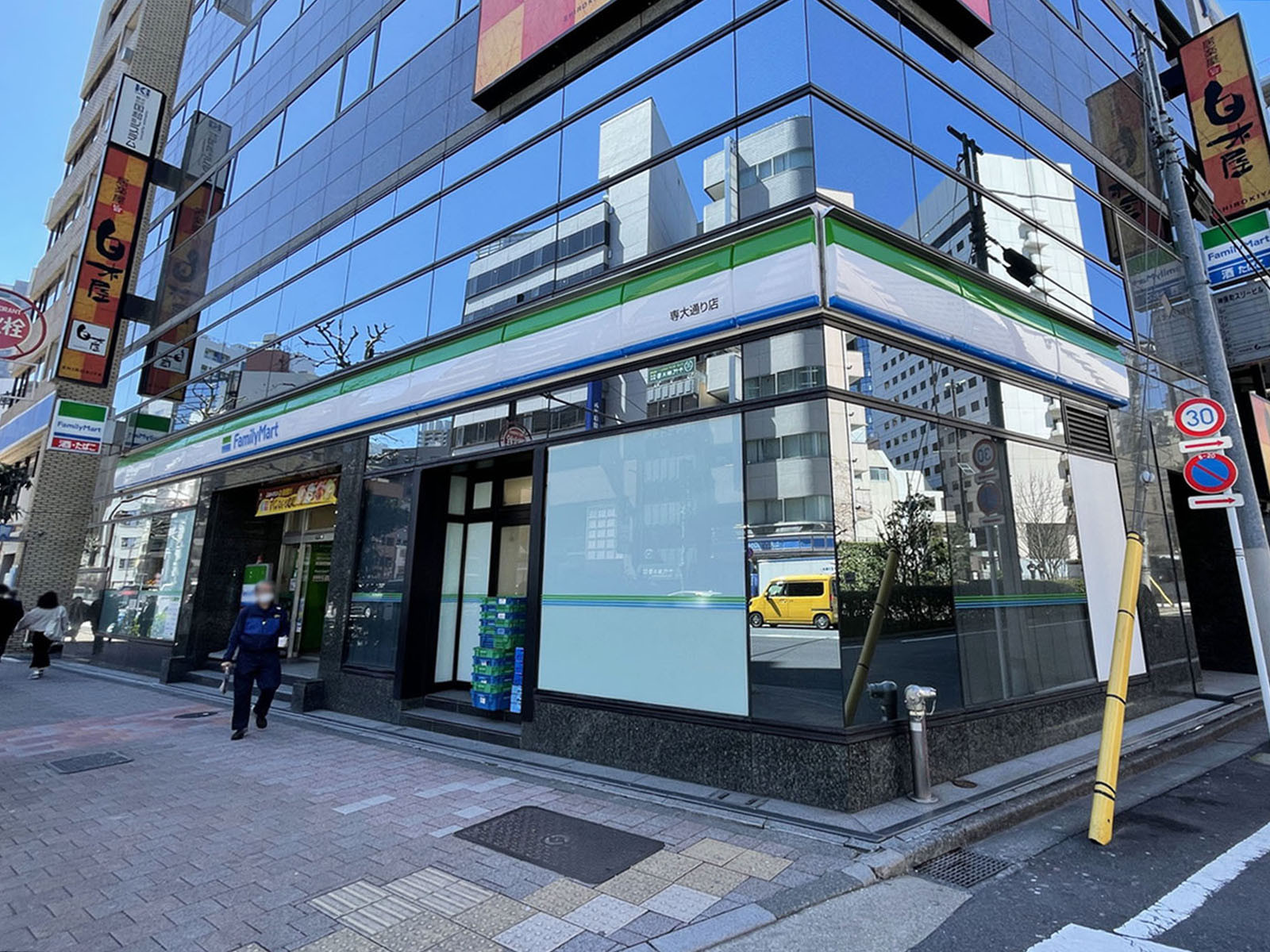 隣のファミリーマート 専大通り店
