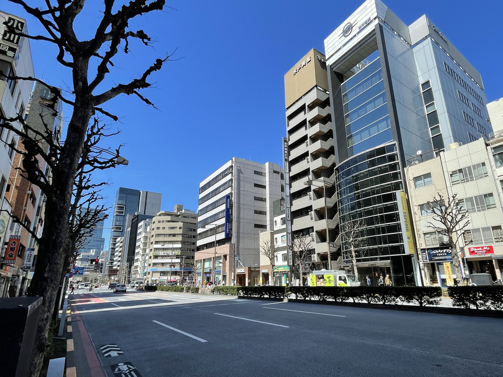 神保町センタービル前面の靖国通り