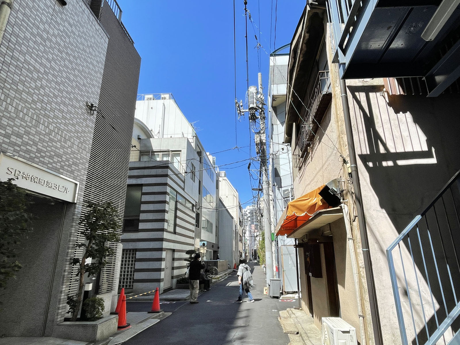 周辺はオフィス街
