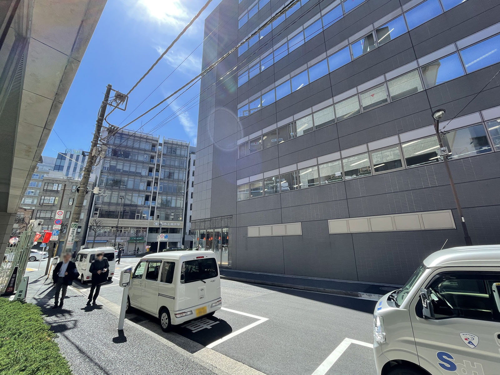 ヒューリック神保町ビル前面の愛全地蔵通り