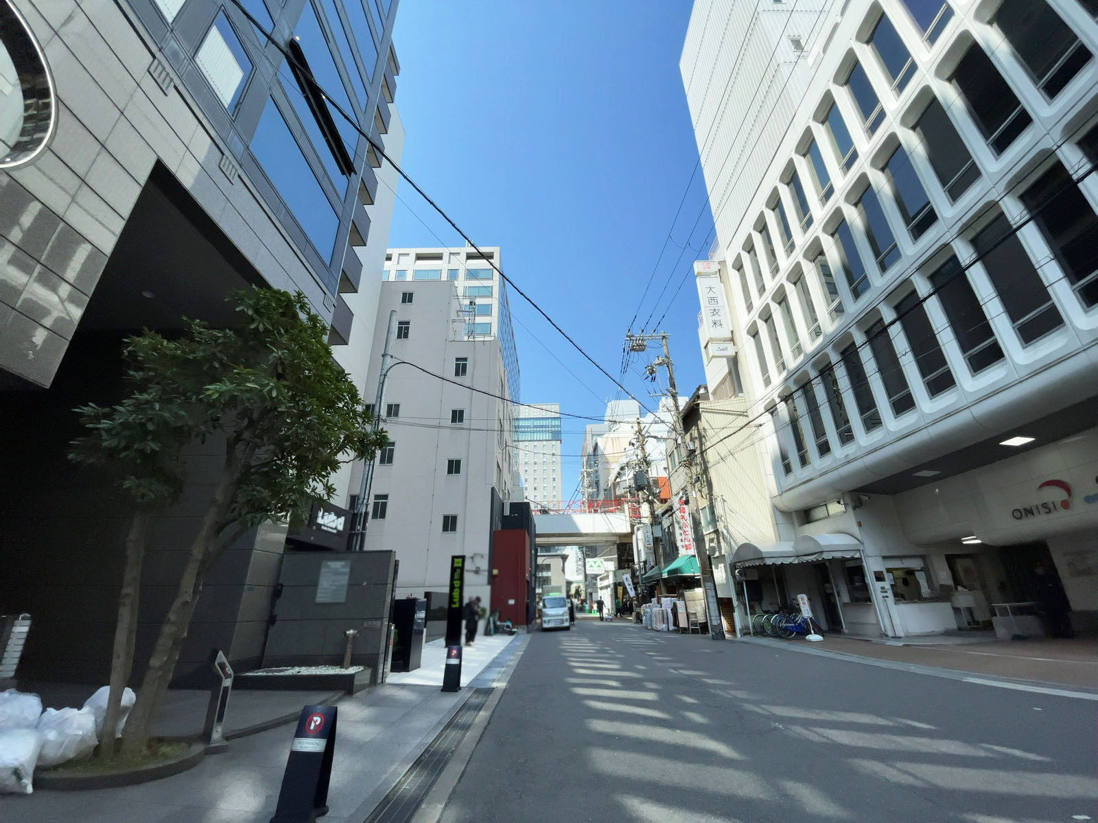 カラバサ本社ビル前面の通り
