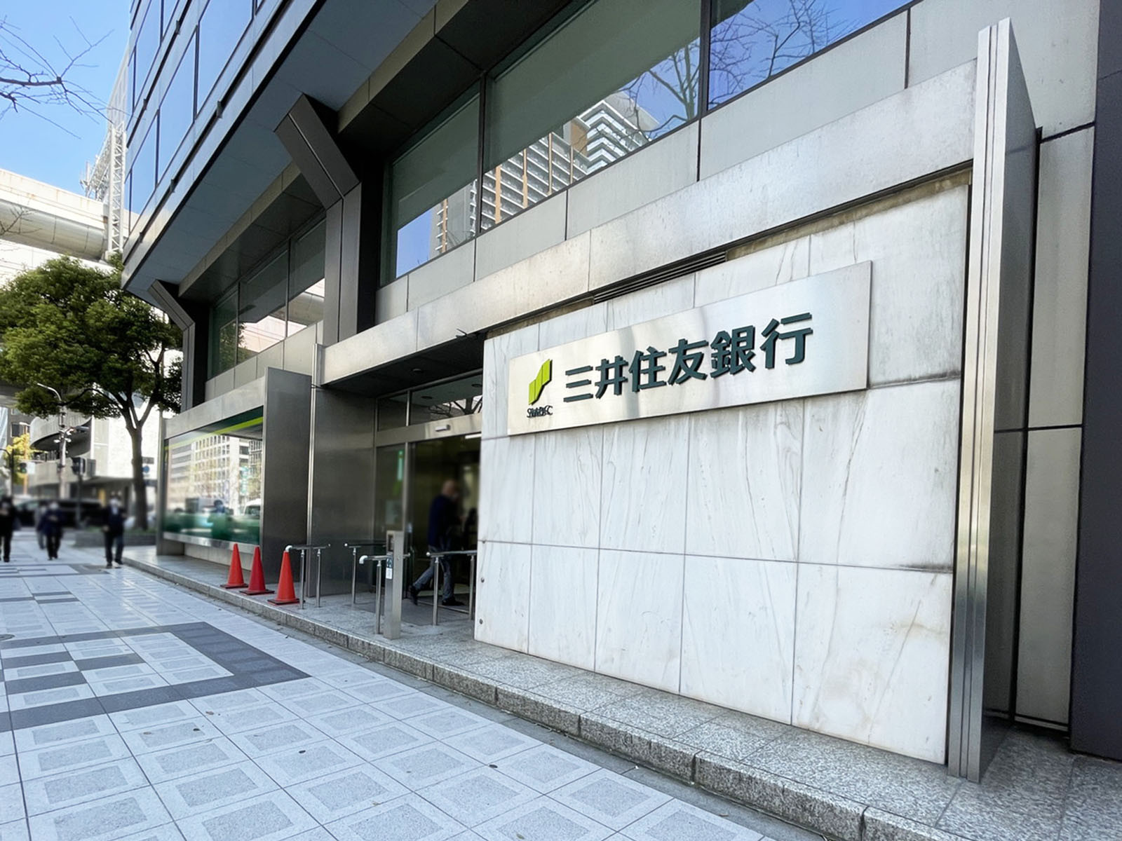 同じ通りにある三井住友銀行 船場支店