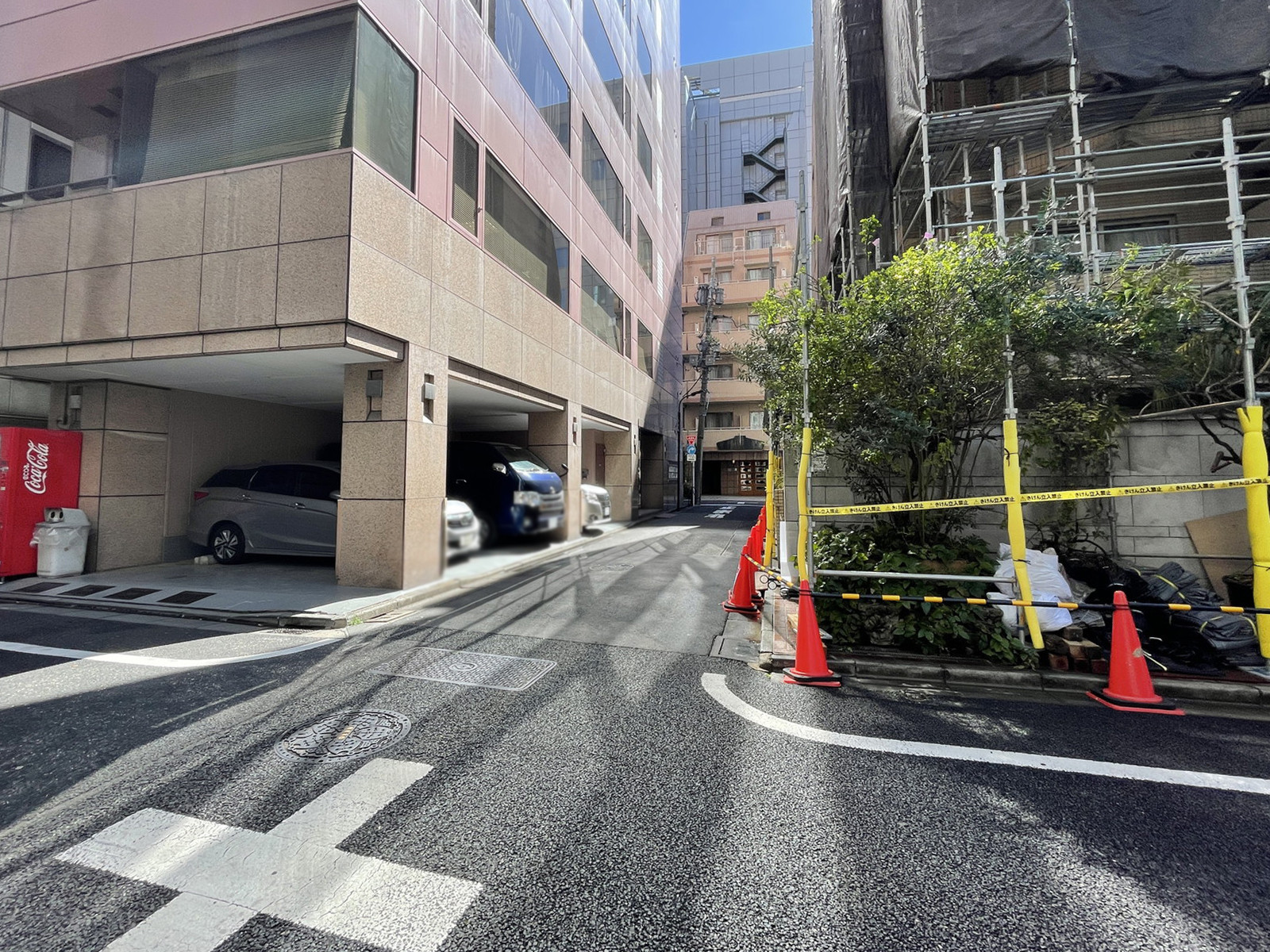 ブロドリー西新橋ビル前面の通り