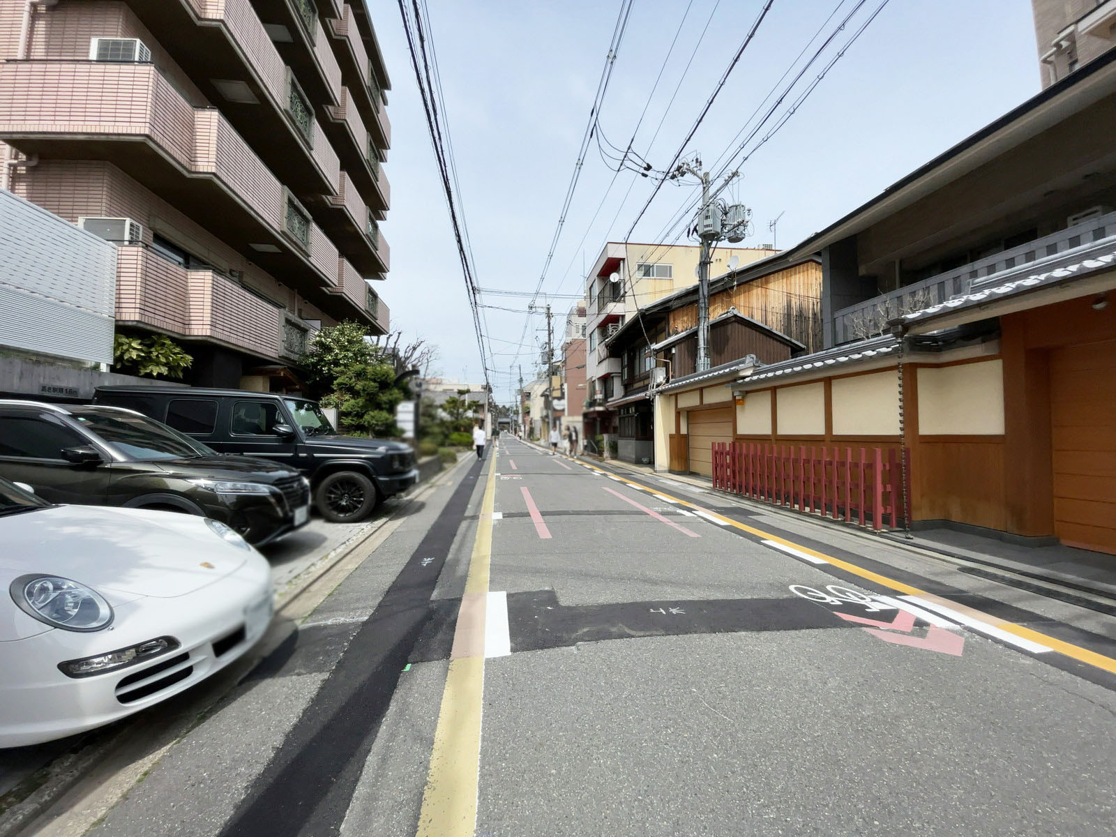 絹屋町事務所ビル前面の通り