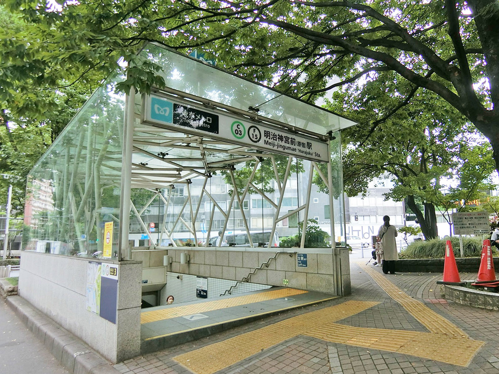 徒歩圏内の「明治神宮前駅」