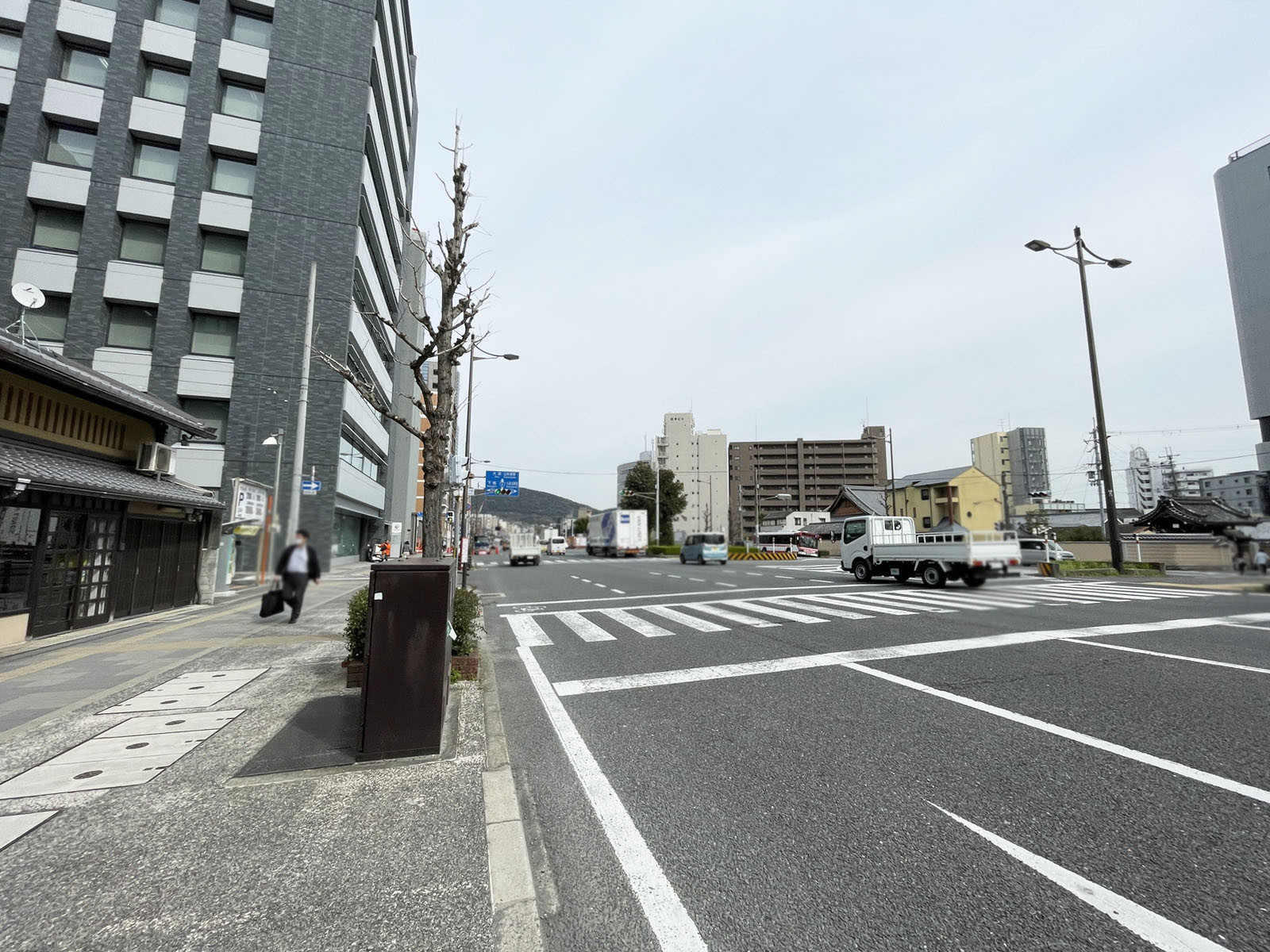 S&T BUILDING 京都五条前面の通り