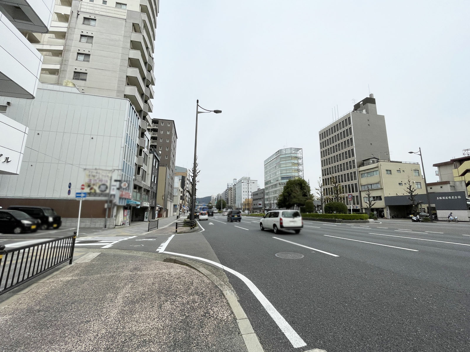 オリオン五条ビル前面の通り