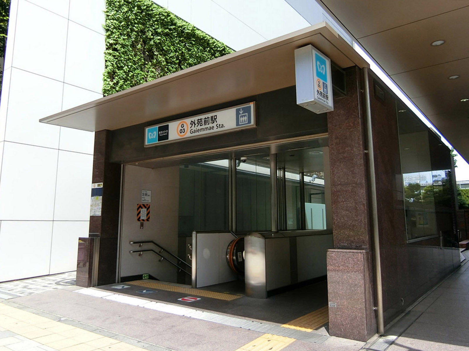 最寄りの「外苑前駅」