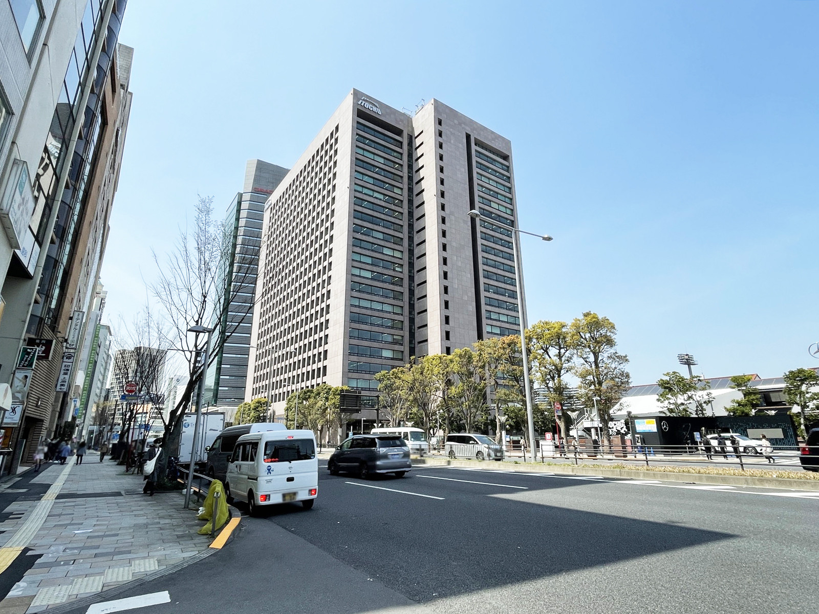 石塚商事ビル前面の青山通り