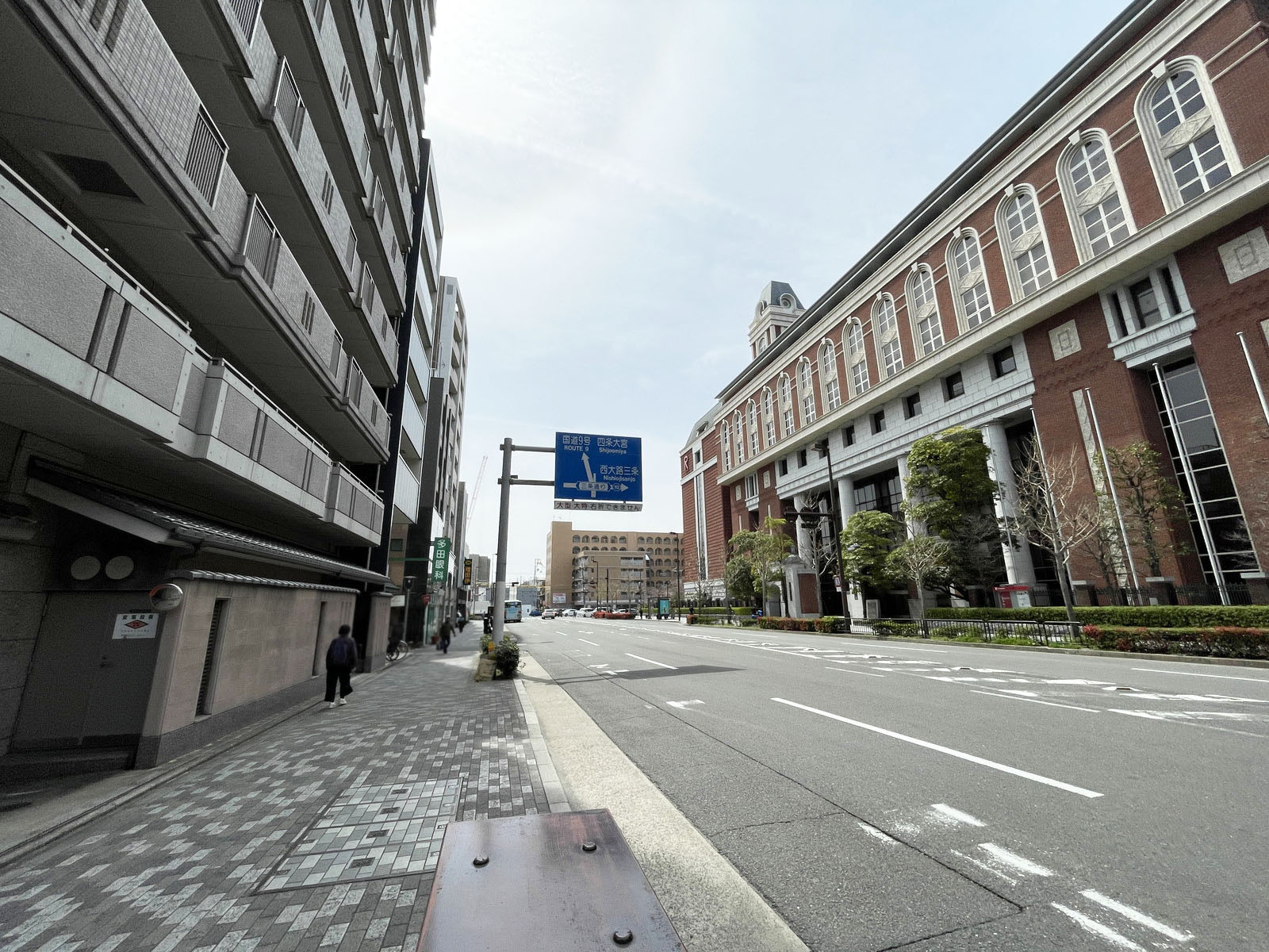 辻井木材本社ビル前面の通り