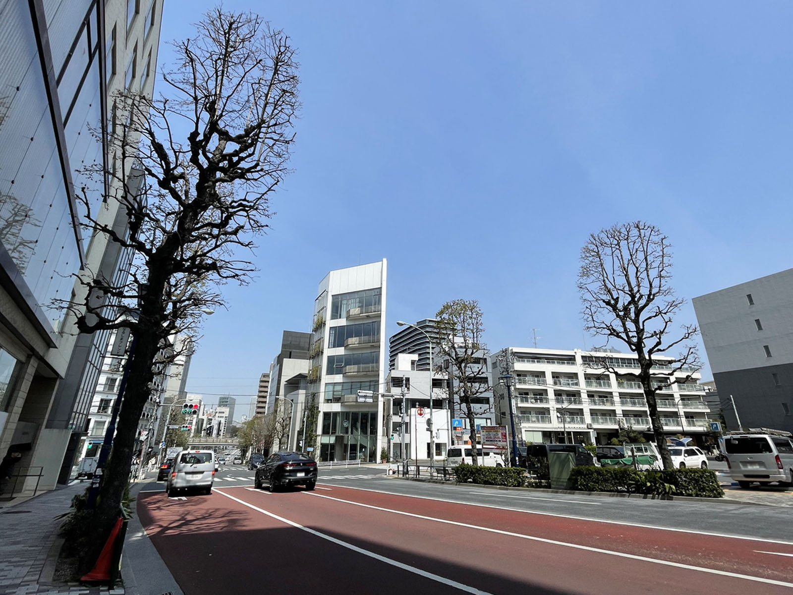 青山MSビル前面の外苑西通り