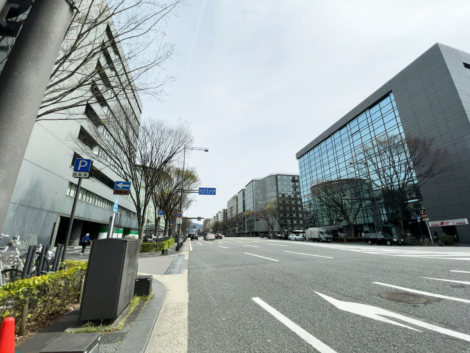 伊と幸ビル前面の通り
