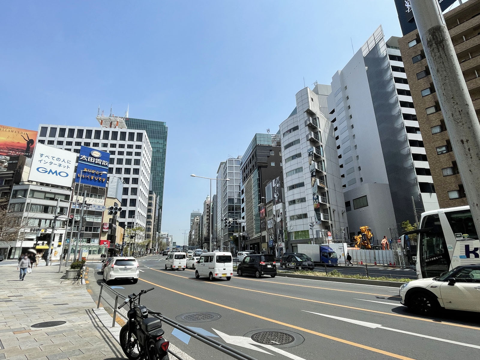 青山サンクレストビル前面の青山通り