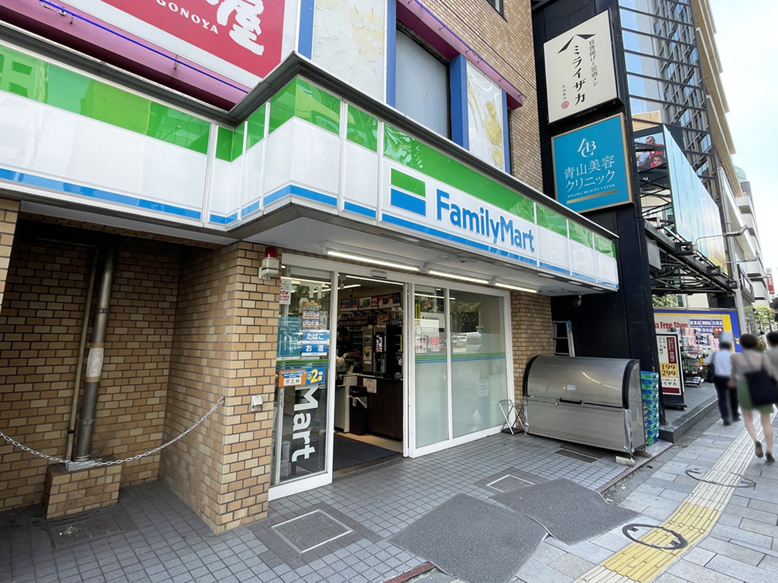 向かいのファミリーマート 外苑南青山二丁目店