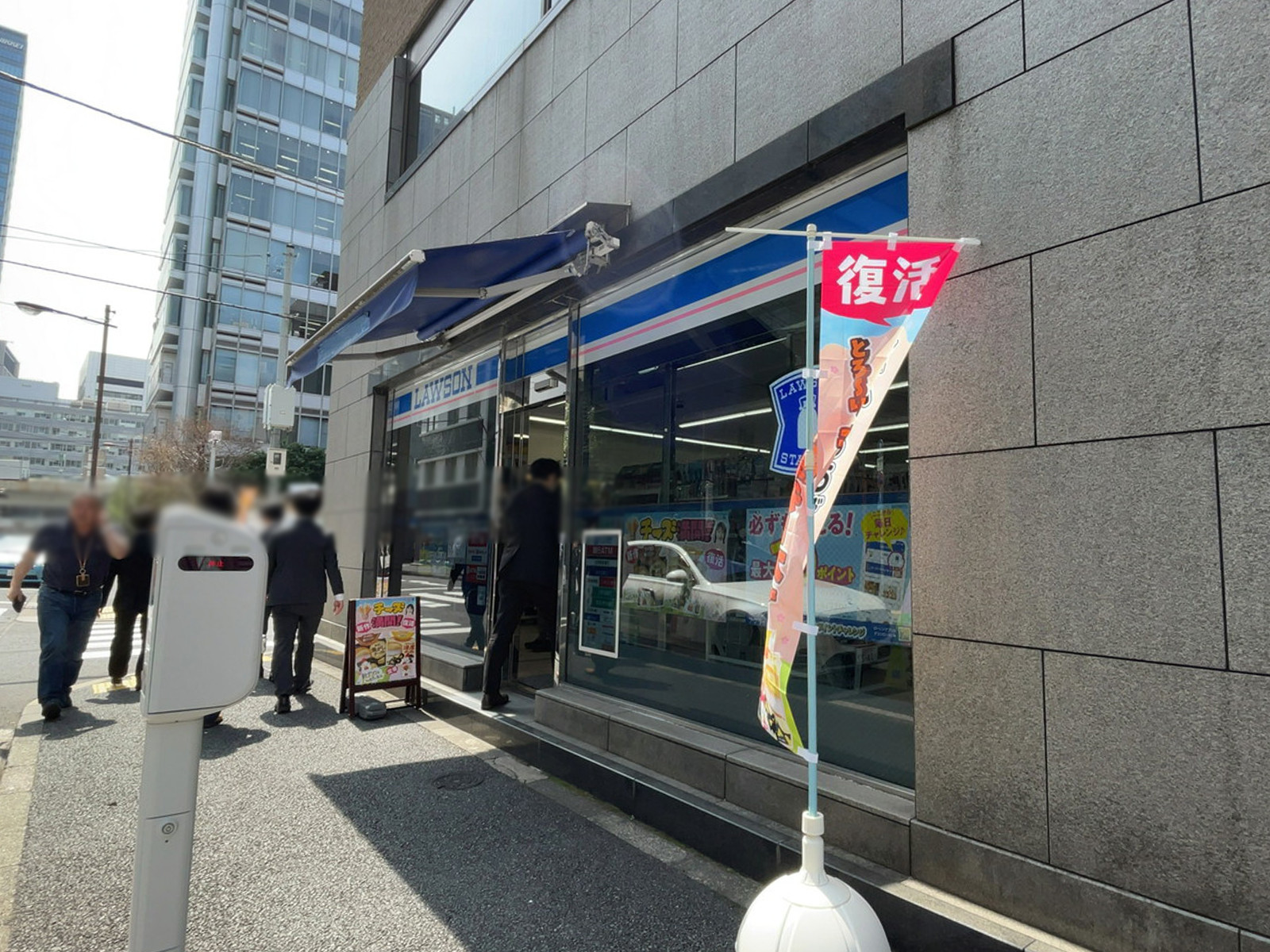 徒歩2分のローソン 神田錦町店