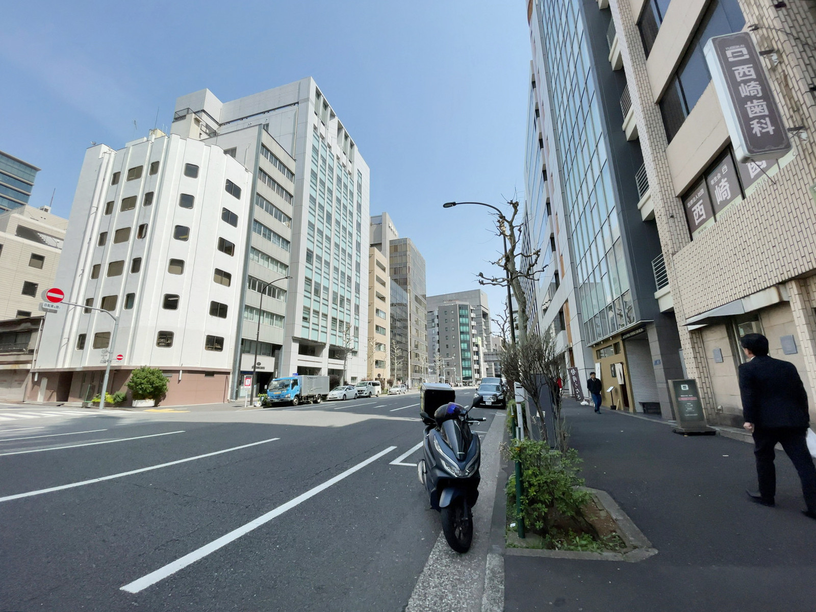 橋ビル前面の通り