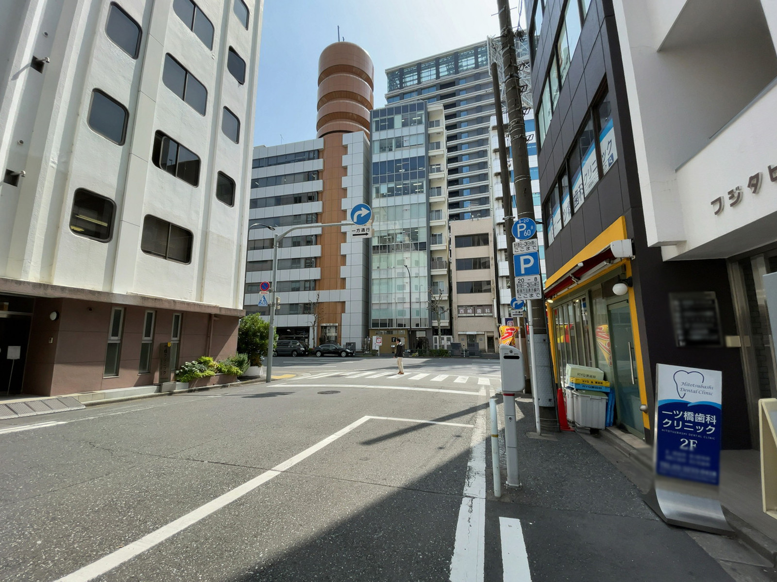 逸侶ビル前面の通り
