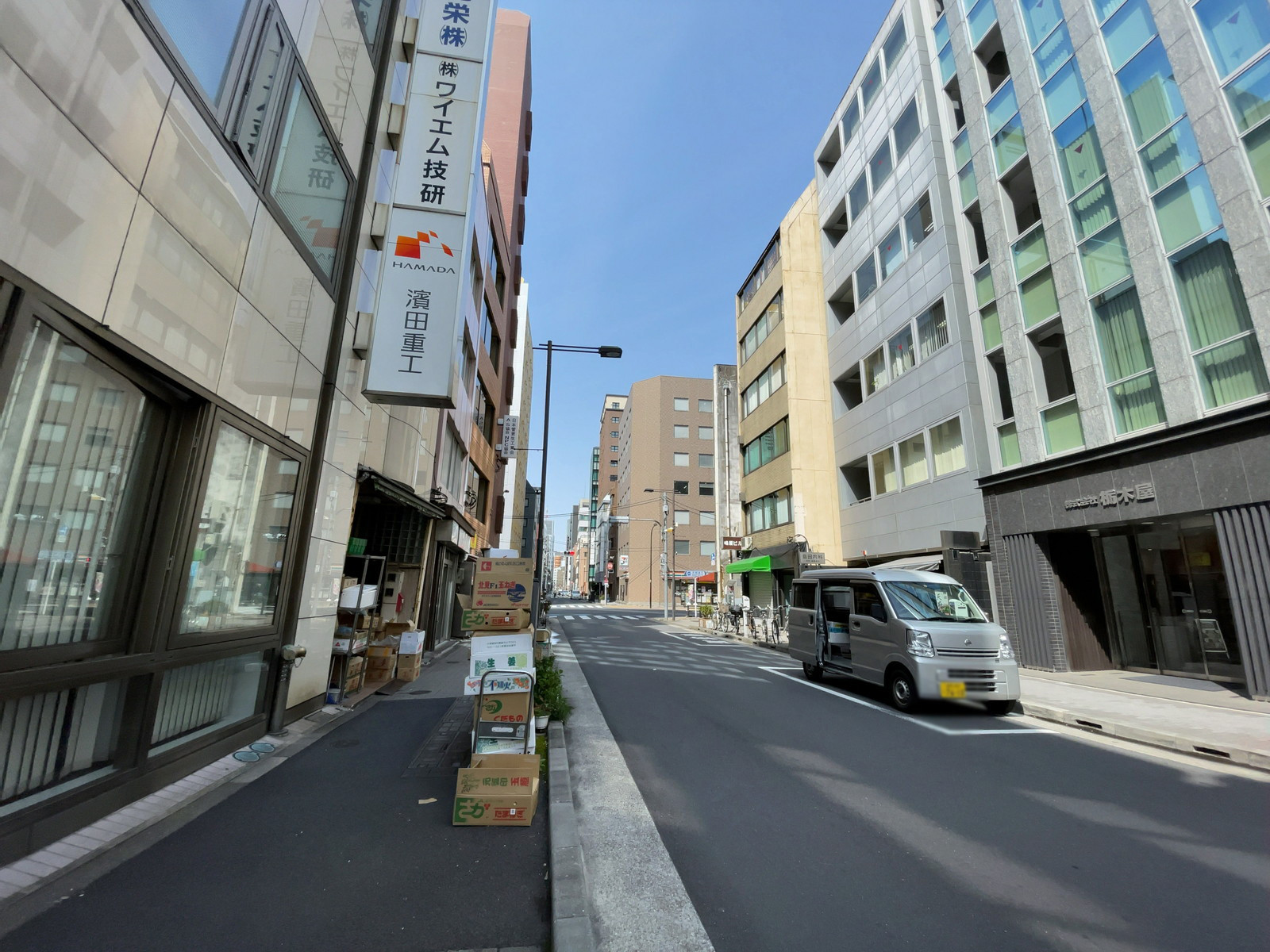 内神田クレストビル前面の通り