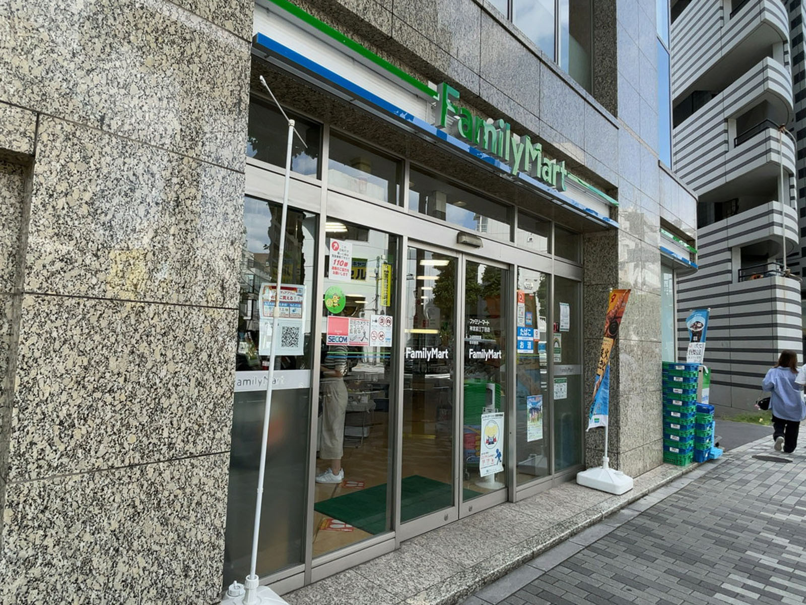 近くのファミリーマート神宮前三丁目店
