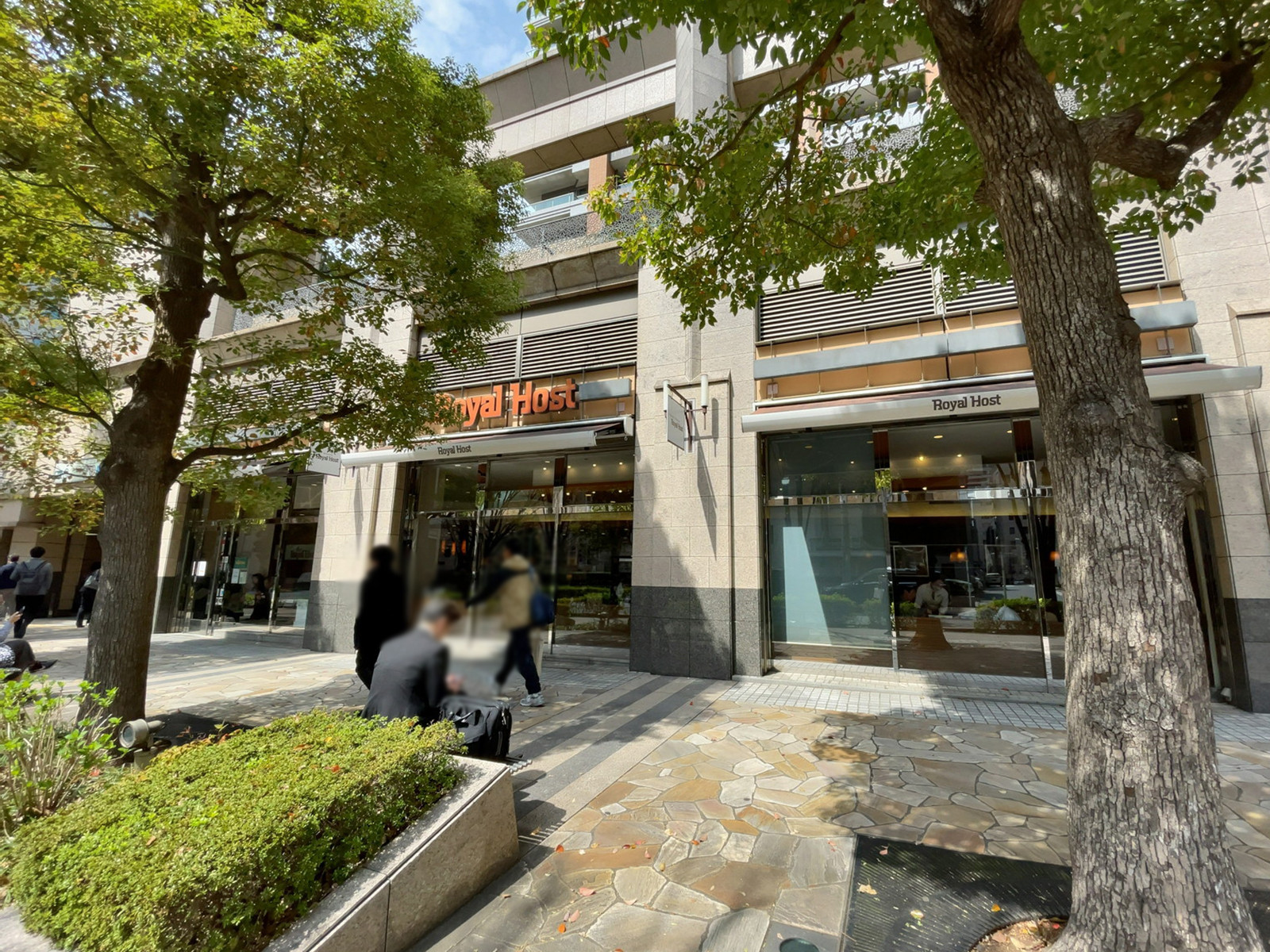 徒歩3分のロイヤルホスト神田神保町店