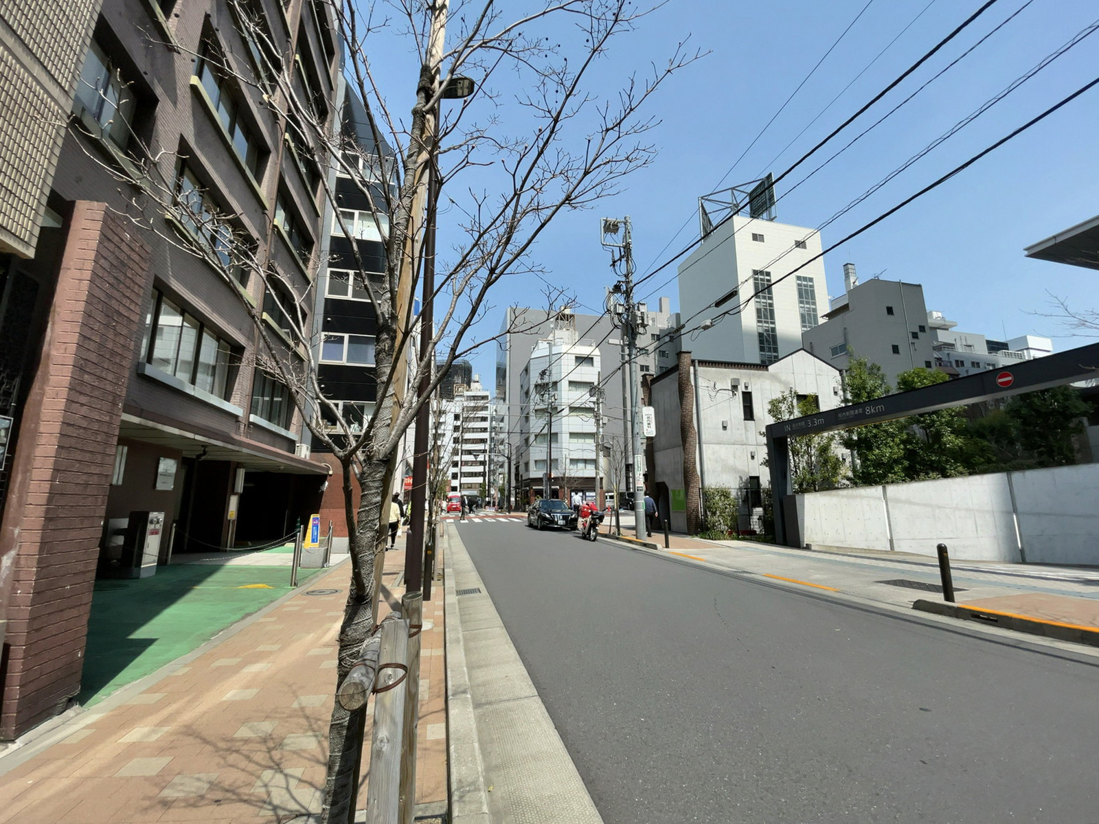 D'sVARIE神田錦町前面の通り