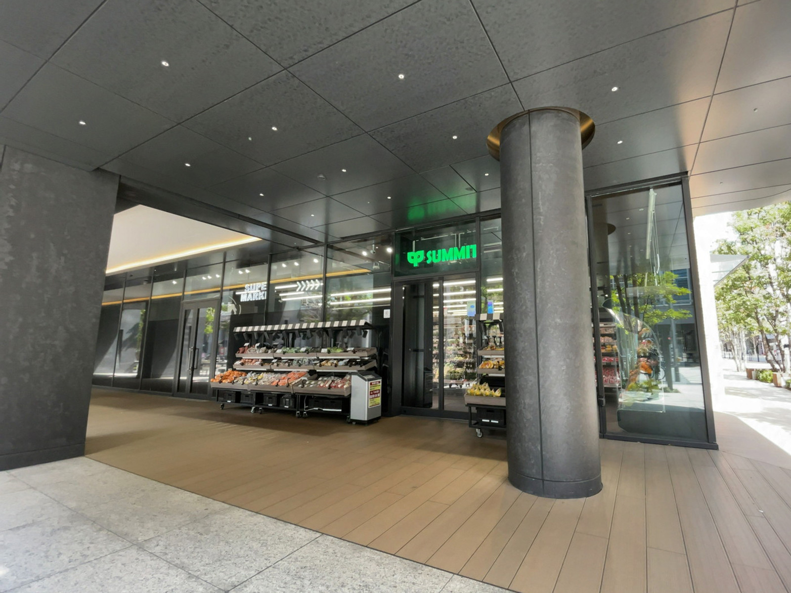 徒歩3分のサミットストア神田スクエア店