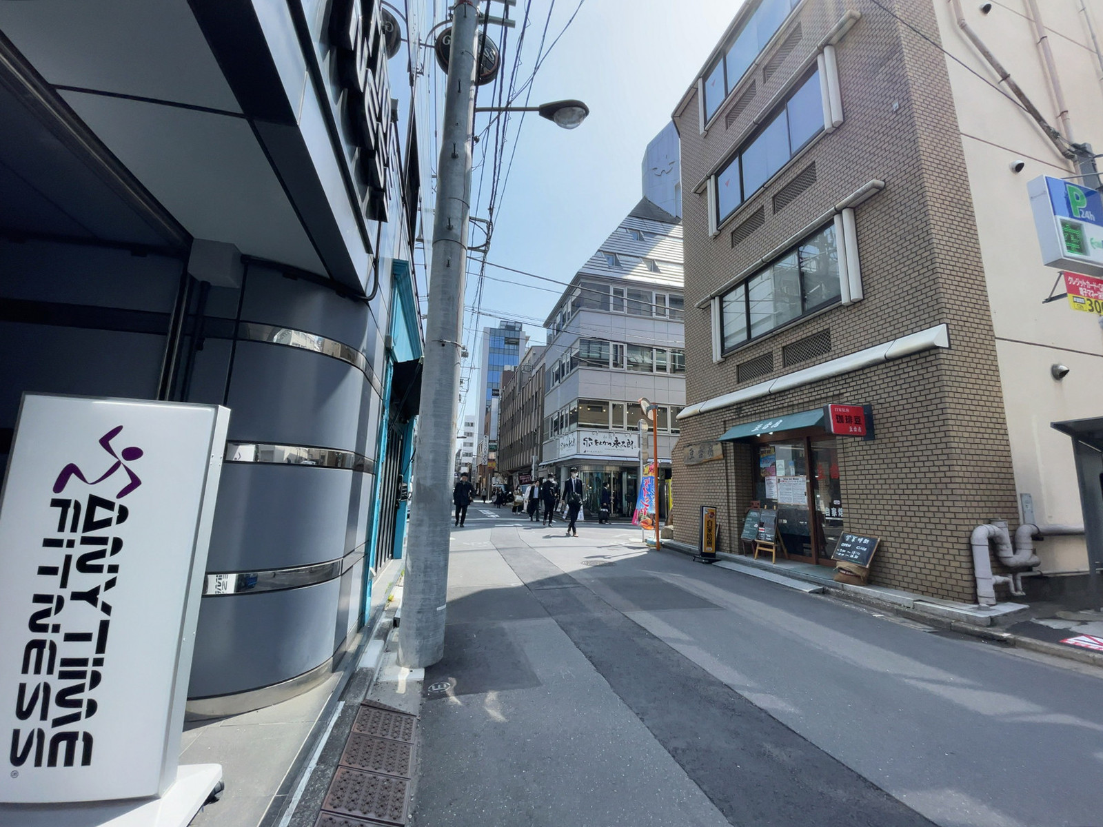 神田オーシャンビル前面の通り