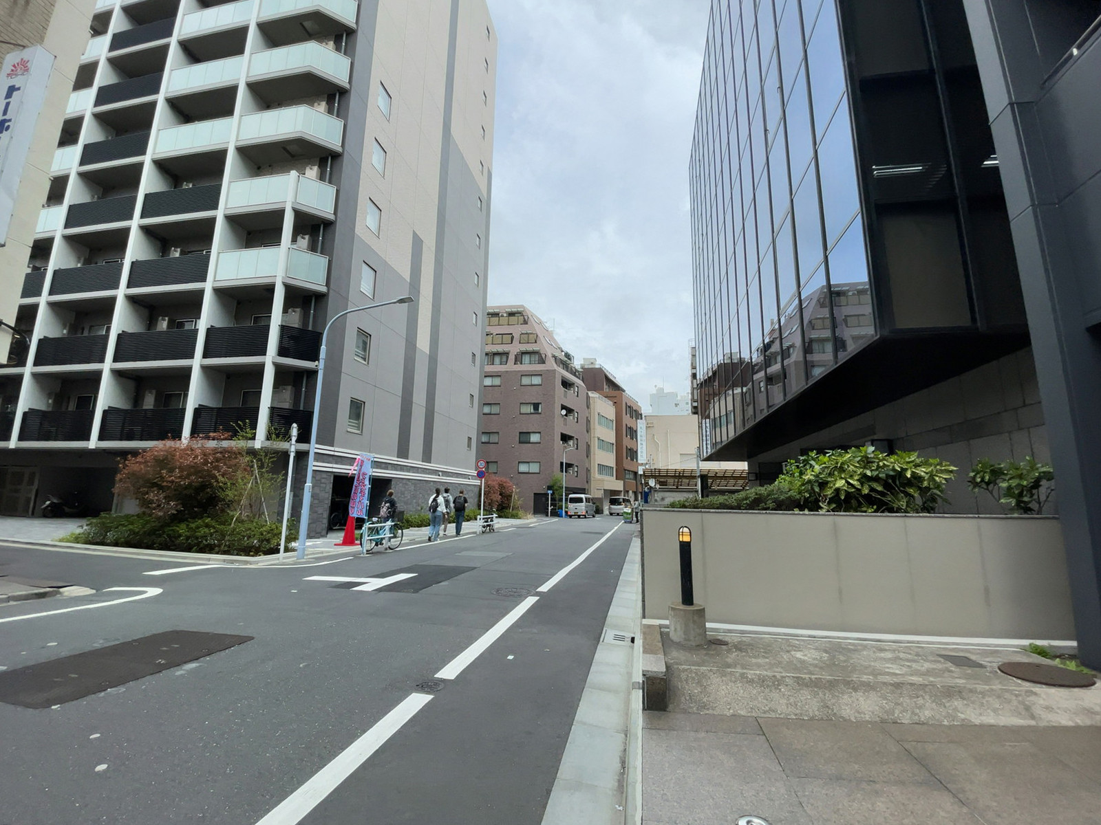 イーストサイドビル前面の通り