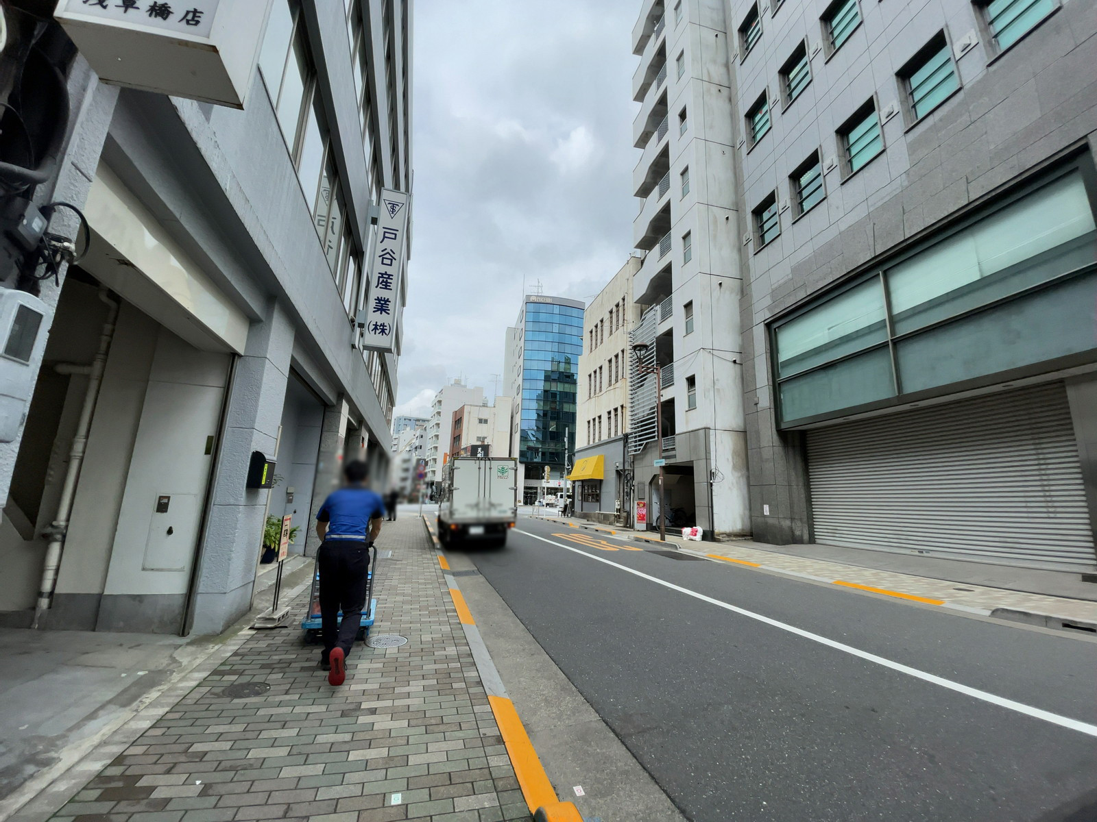 松谷ビル前面の通り