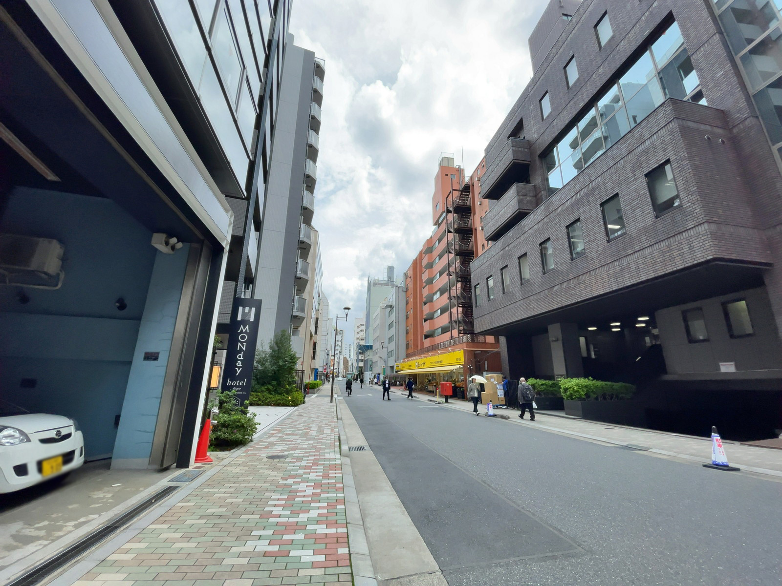 111ビル前面の通り