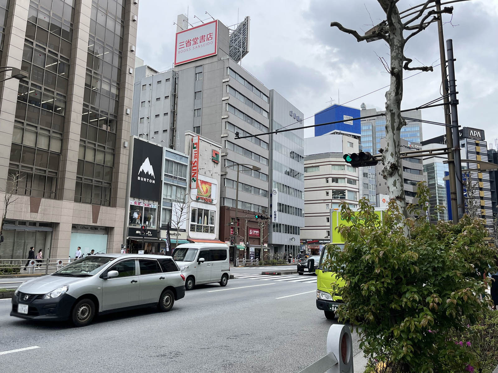 至近の靖国通り