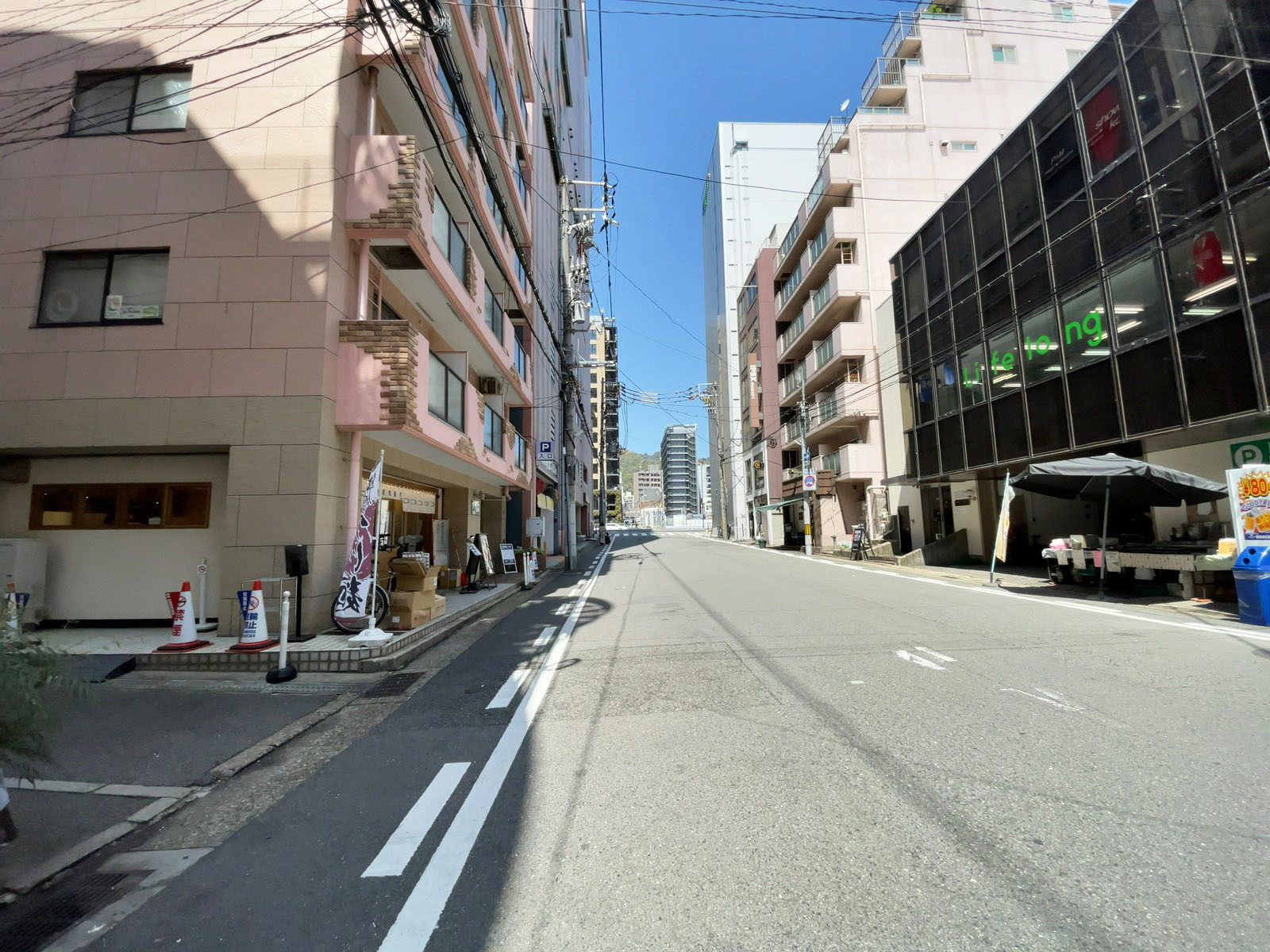 樫野ビル前面の通り