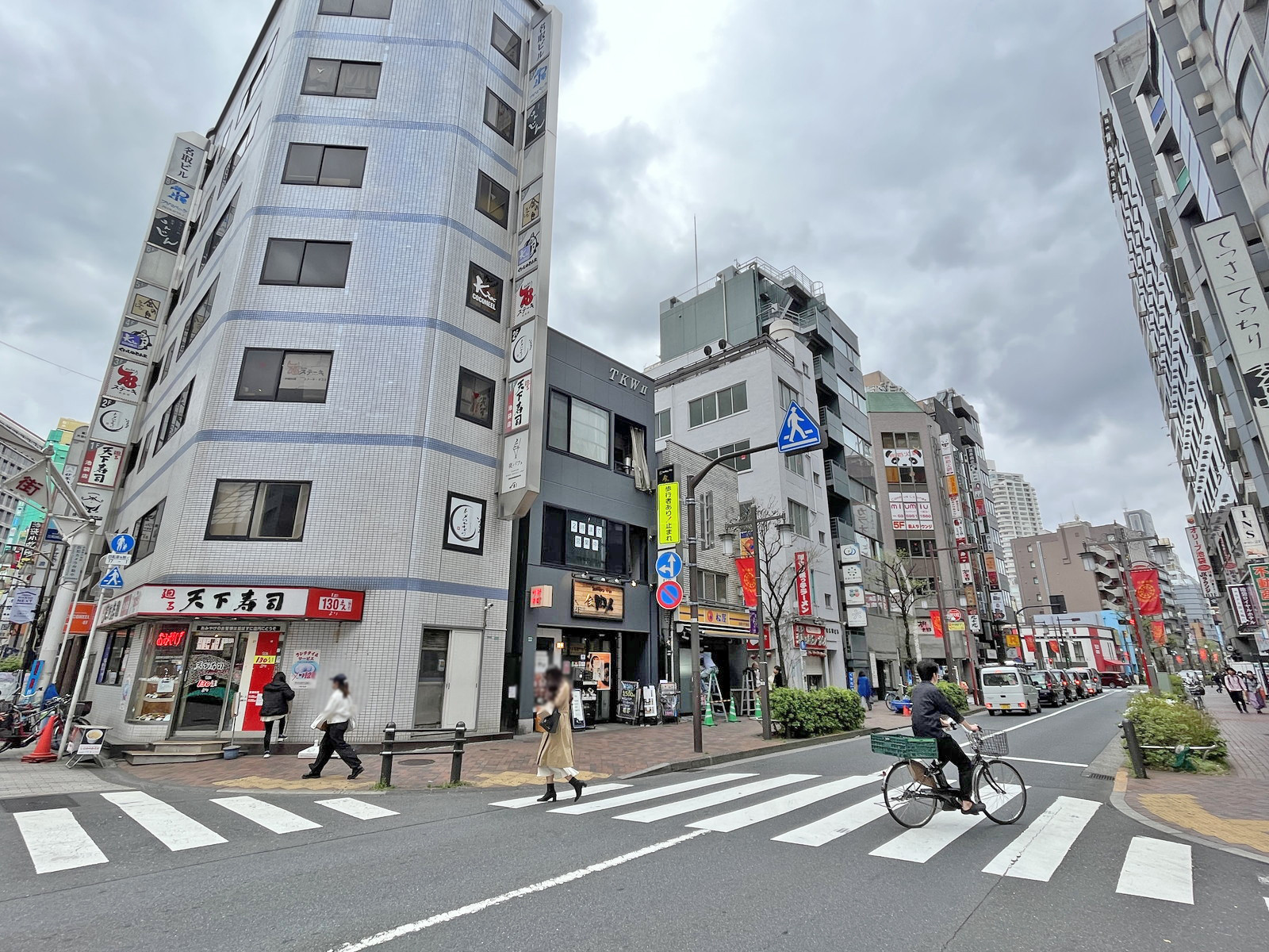 池袋青柳ビル前面のトキワ通り