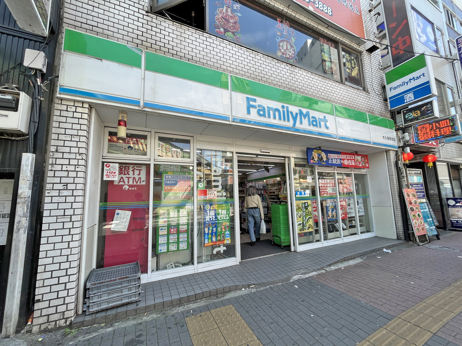 徒歩1分のファミリーマート大久保駅前店