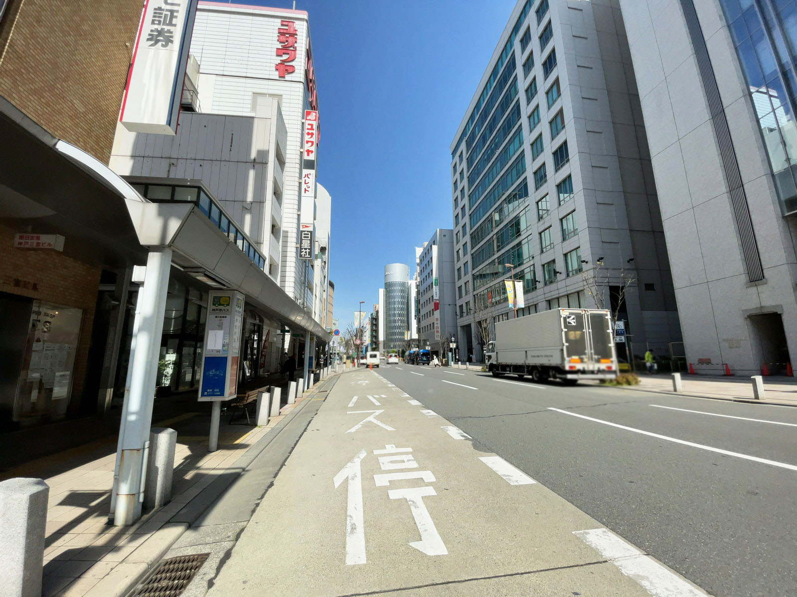朝日生命神戸三宮ビル前面の通り