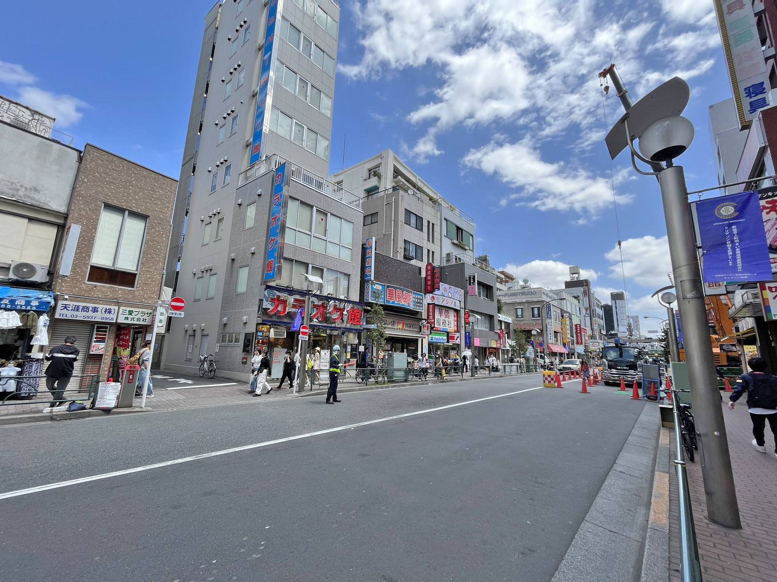 成田ビル前面の大久保通り