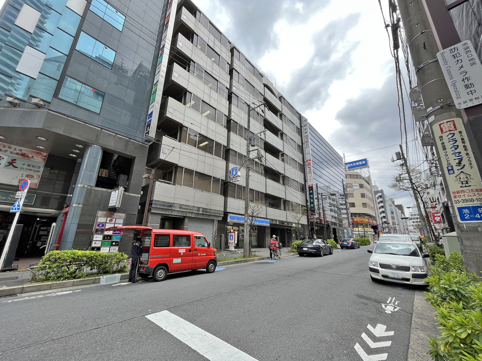 池袋オンダビル前面の文化通り