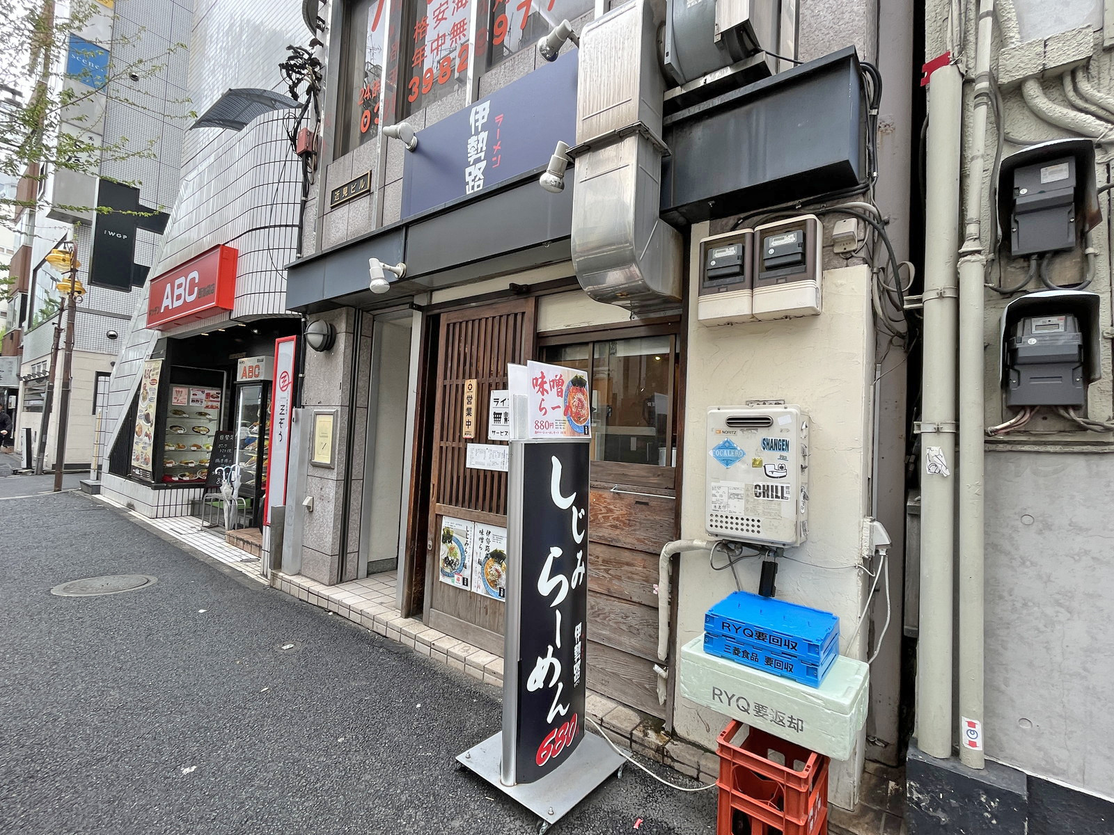 付近には飲食店が充実