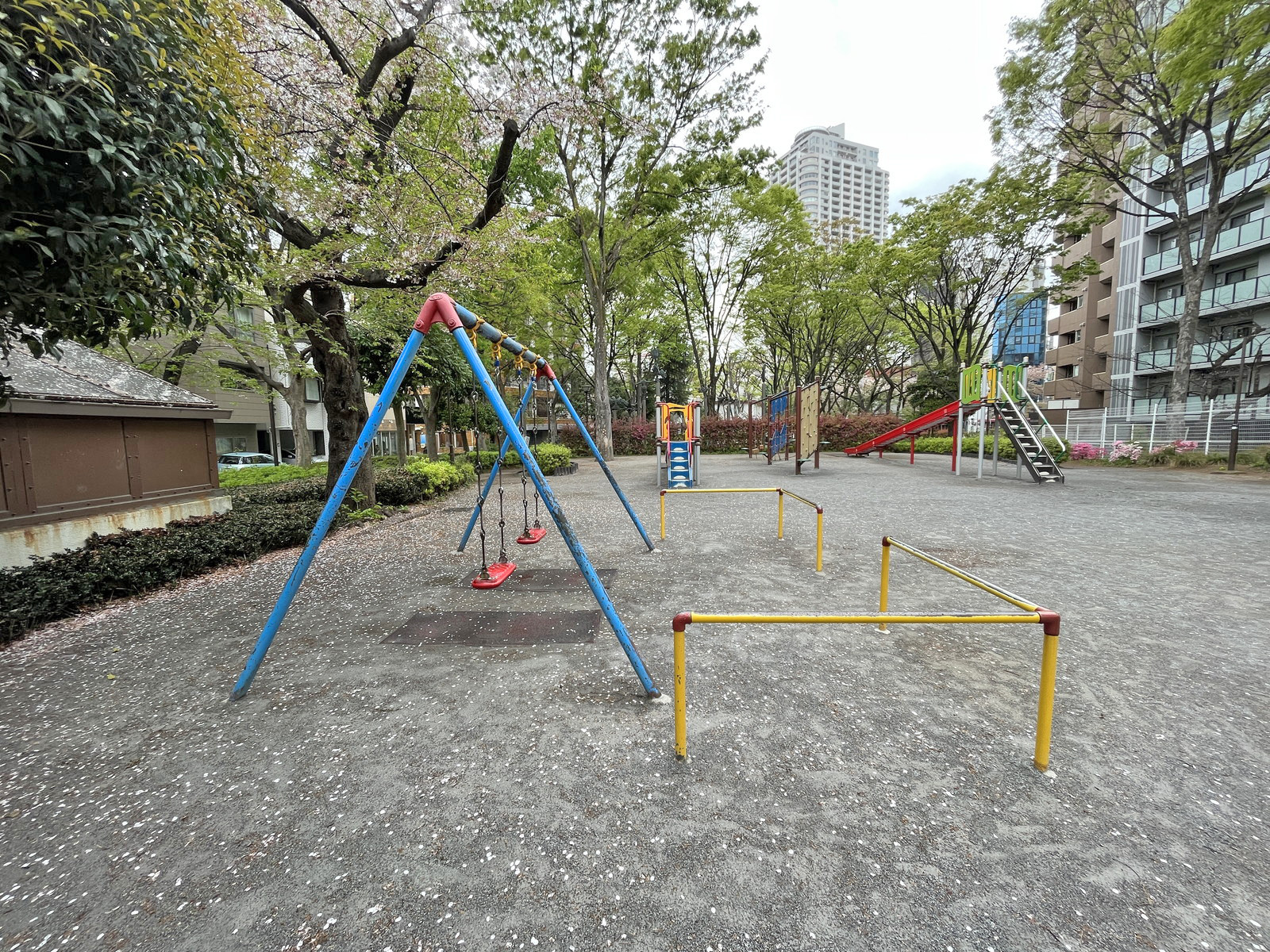 徒歩2分の西池袋公園