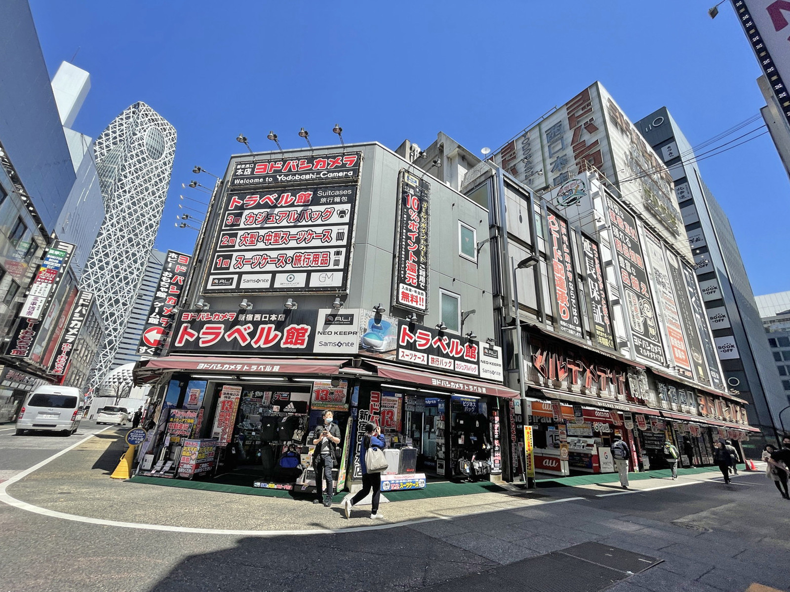 付近のヨドバシカメラ新宿西口本店