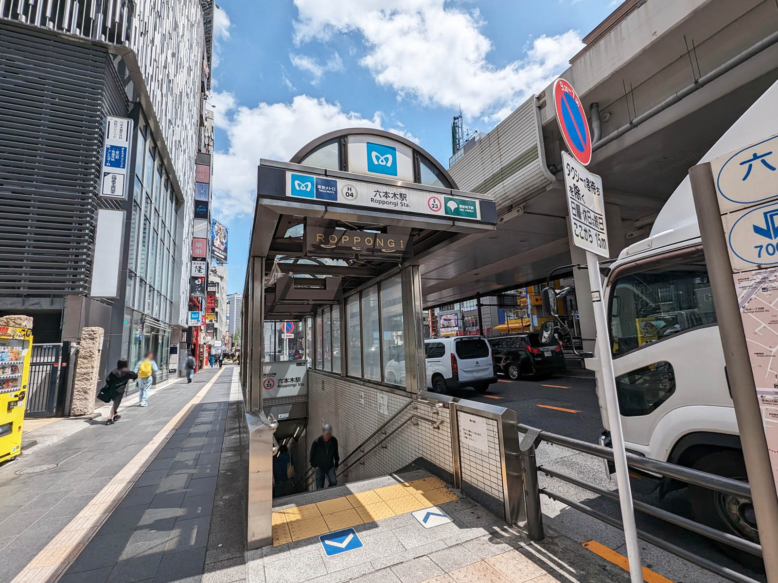 最寄りの「六本木駅」