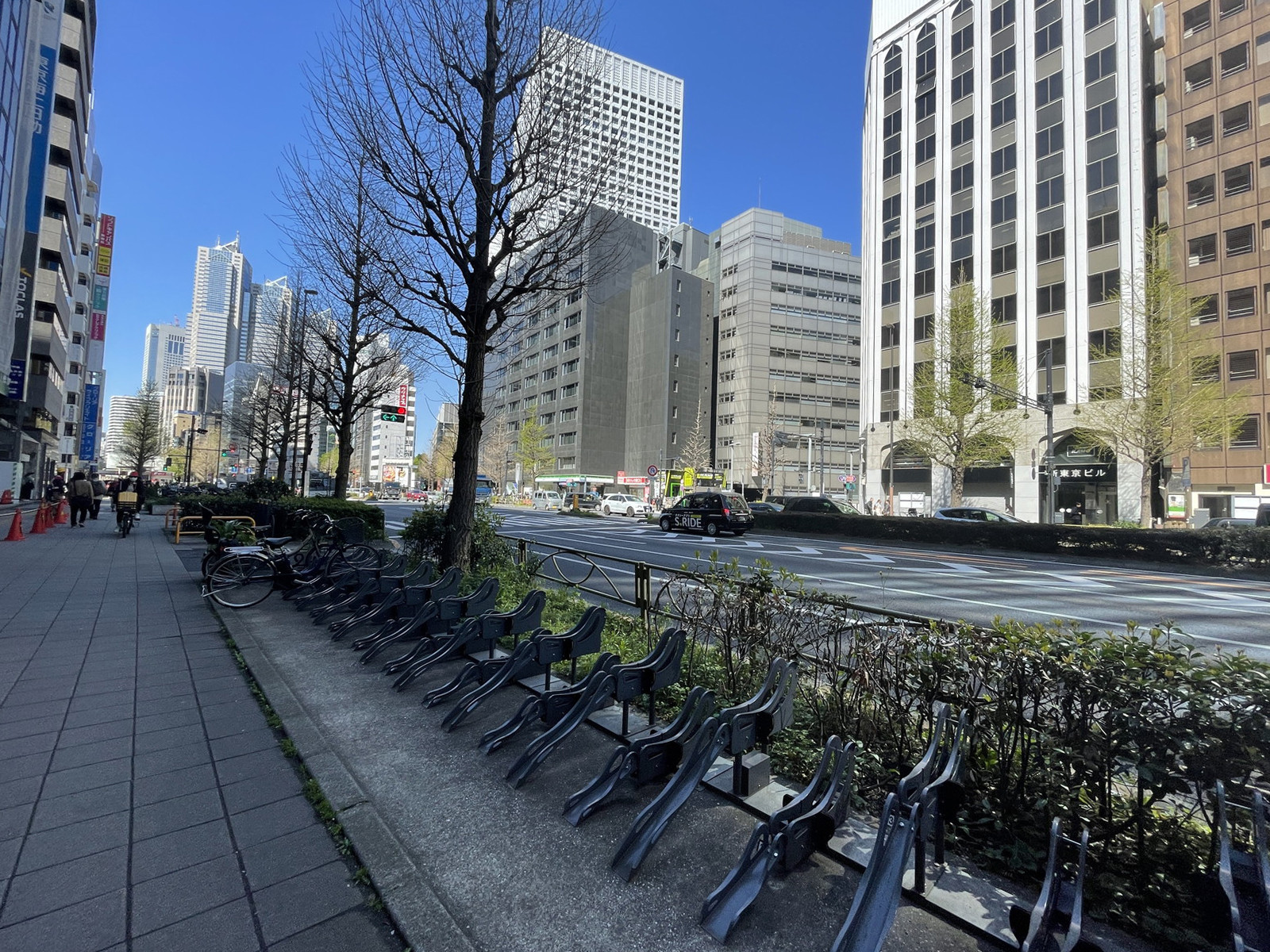 ラウンドクロス新宿前面の甲州街道
