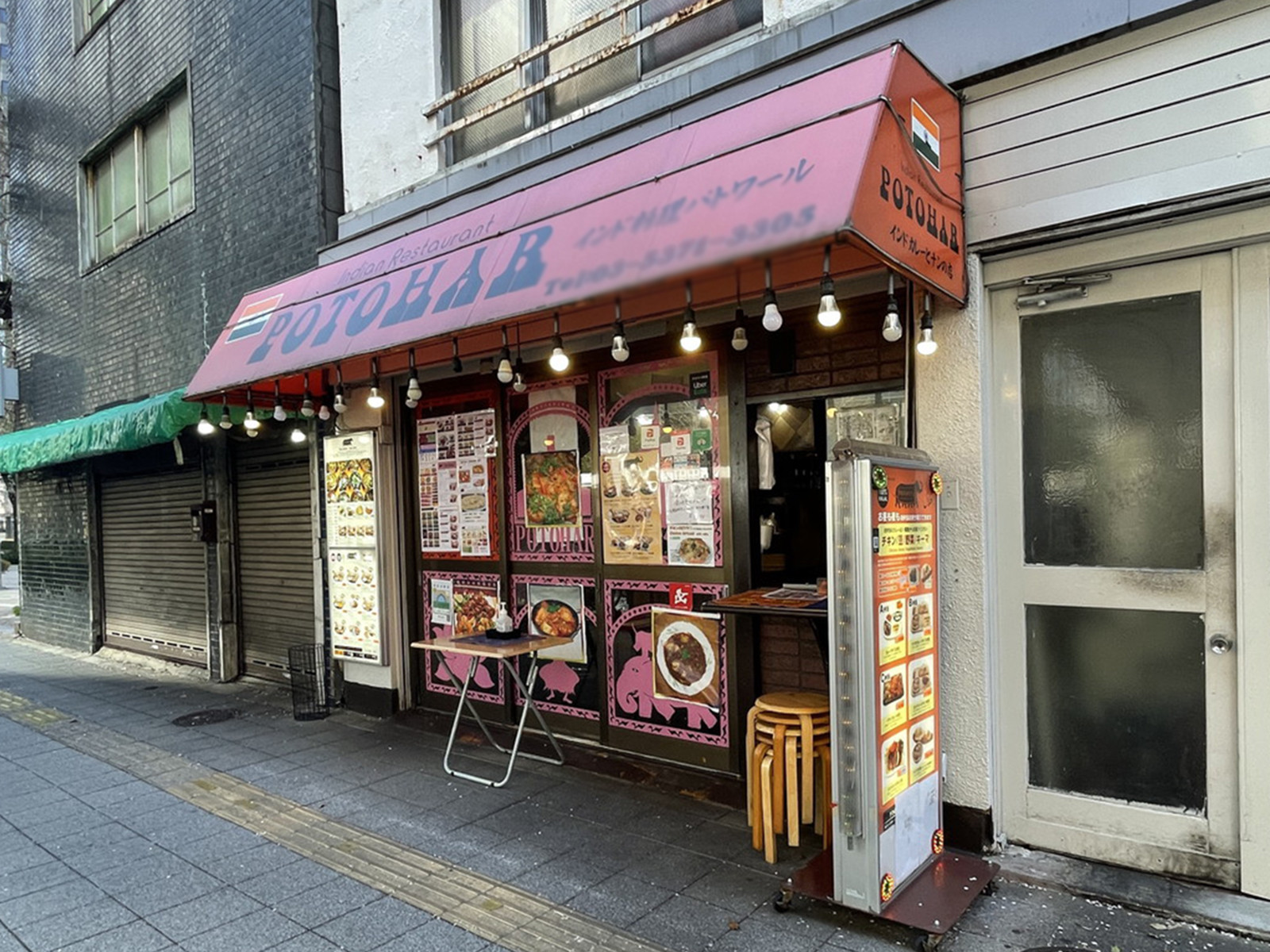 周辺には飲食店が点在