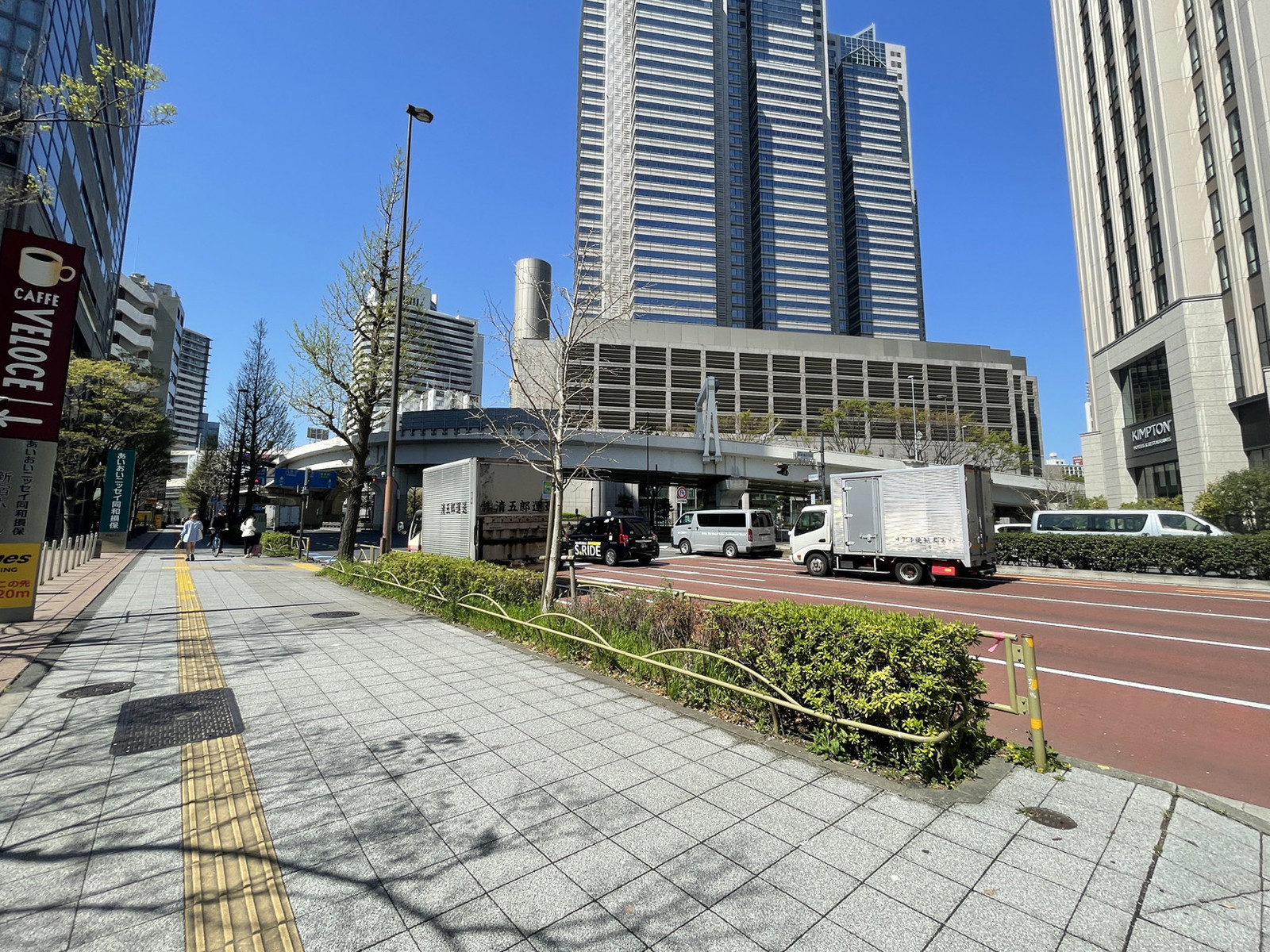 新宿スリーケービル前面の通り