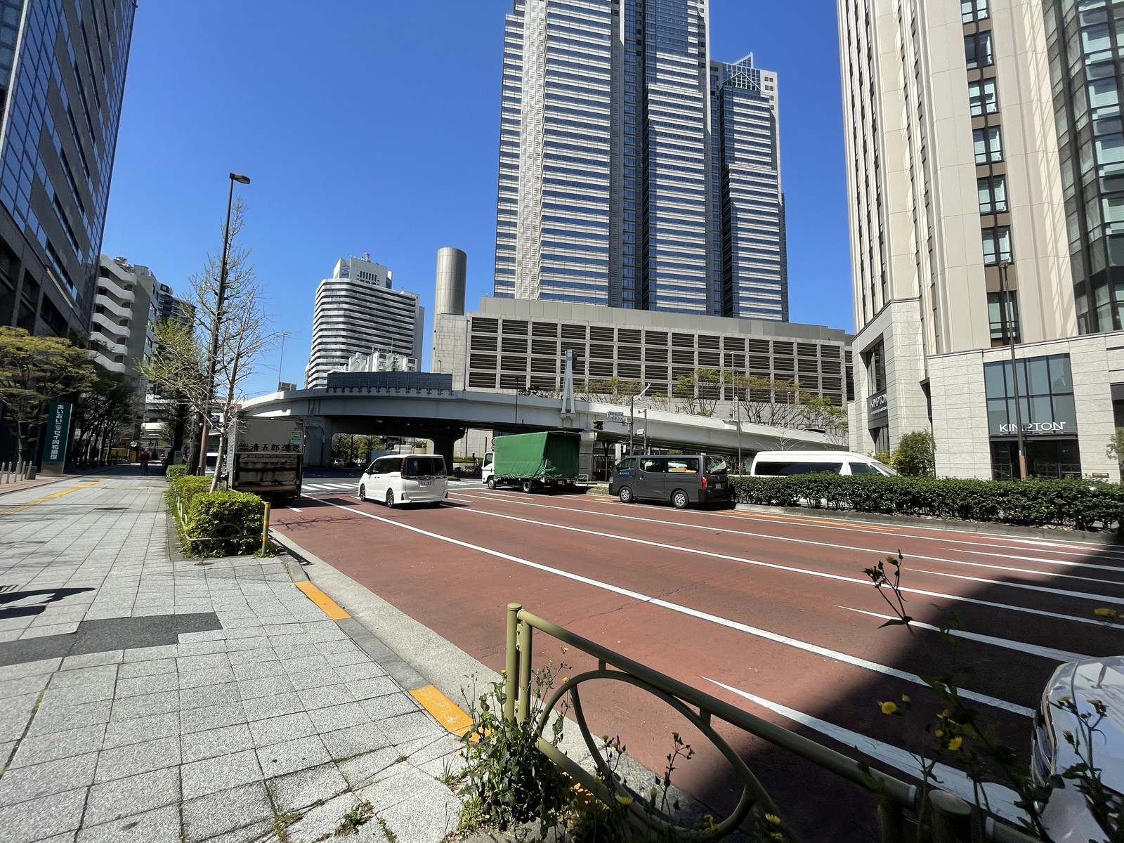 あいおいニッセイ同和損保新宿ビル前面の甲州街道