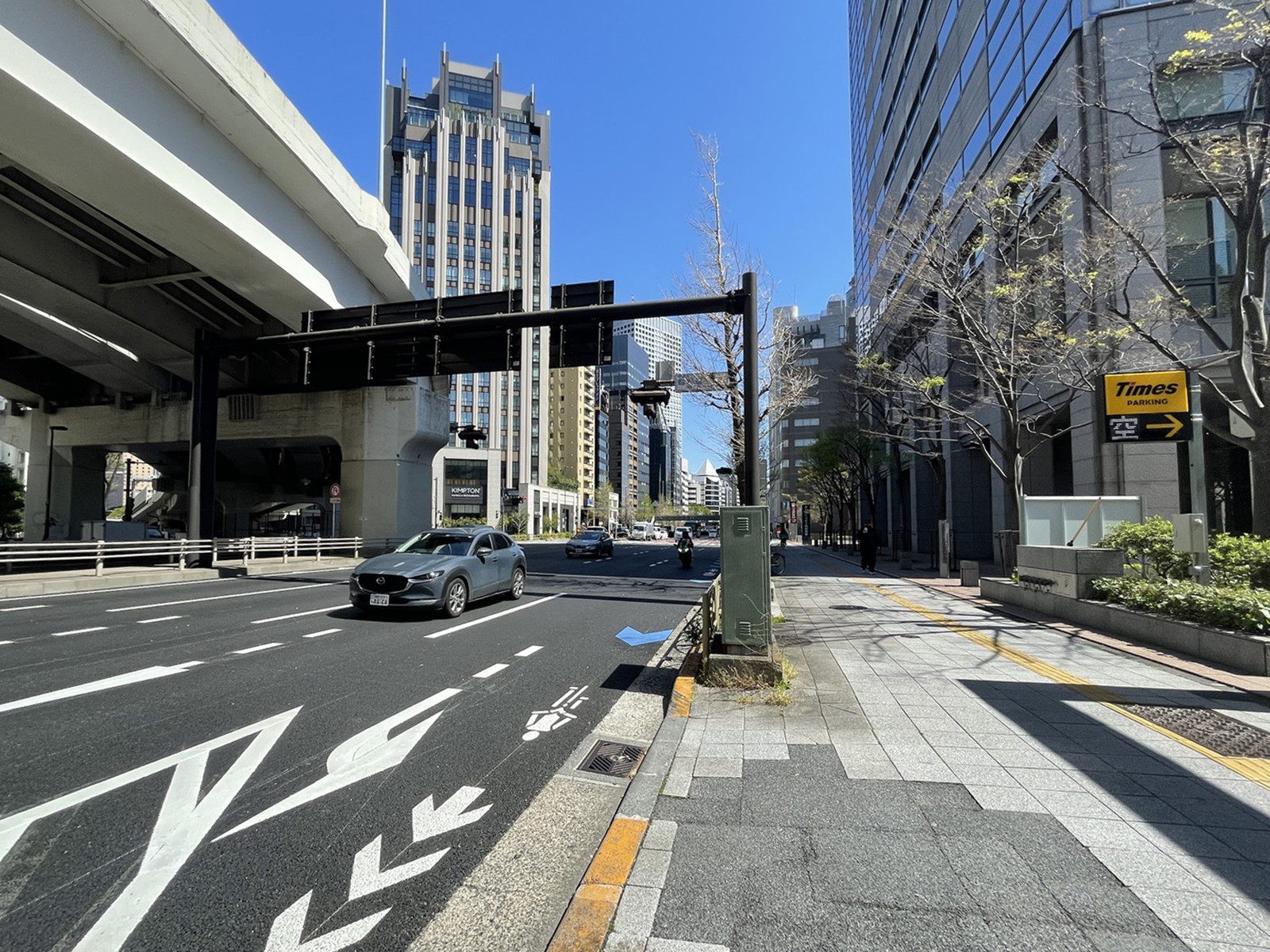新宿カメヤビル前面の通り
