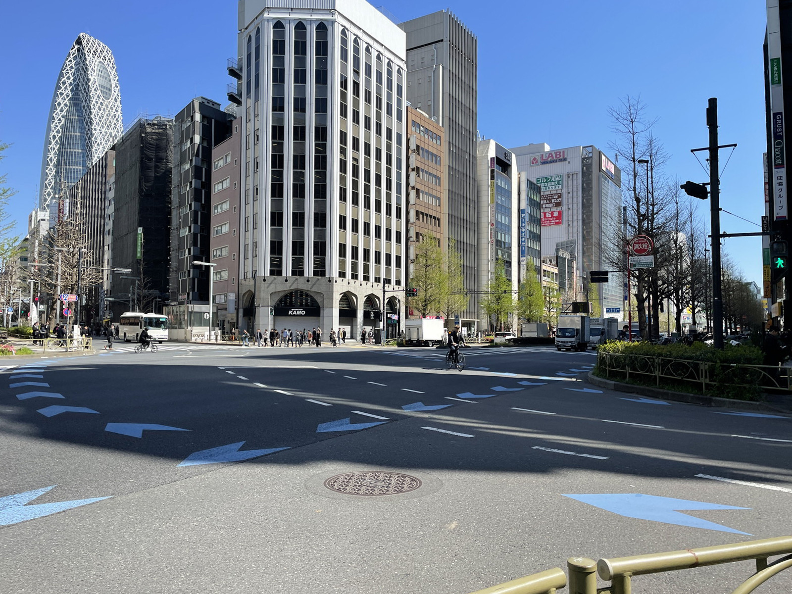 新中央ビル前面の甲州街道