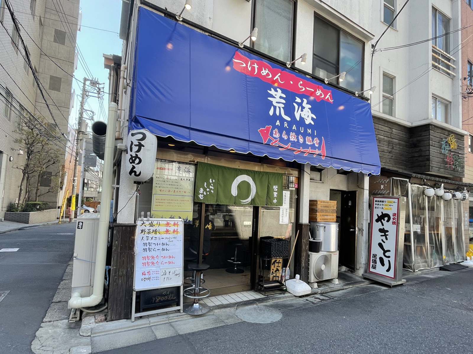 周辺には飲食店が点在